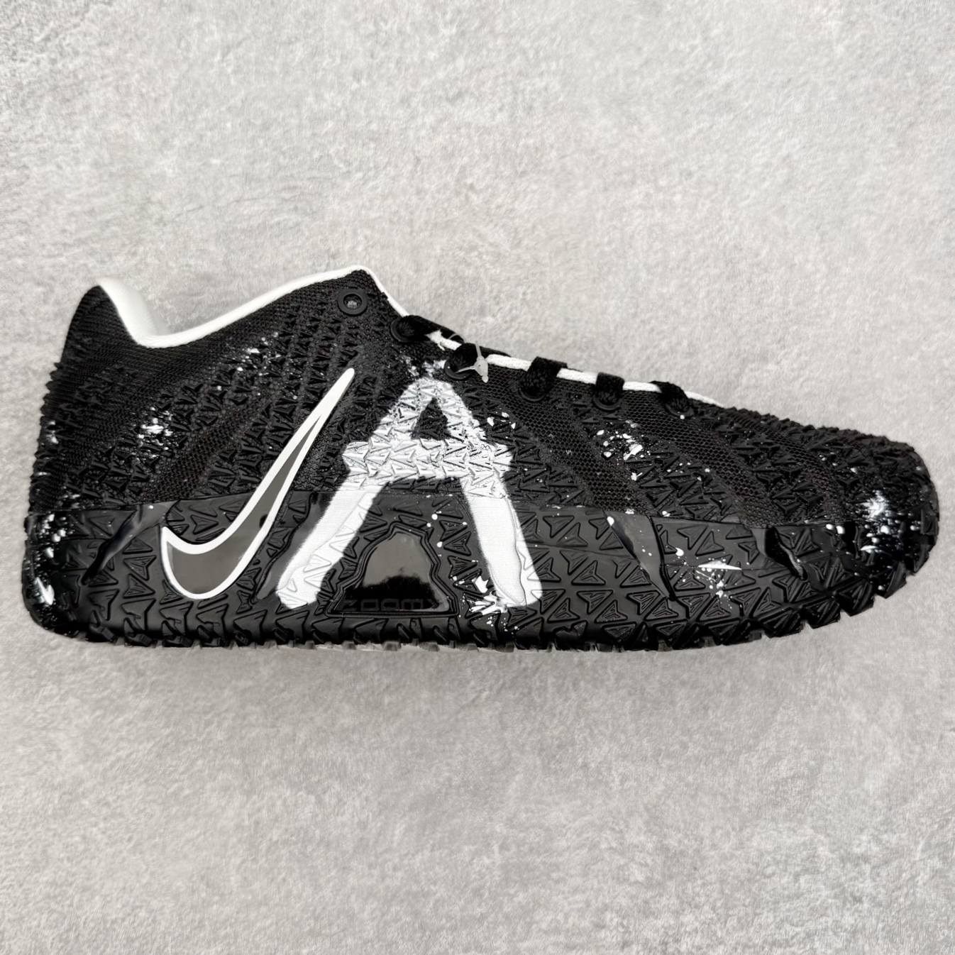 NK JA3 EP 莫兰特三代低帮篮球鞋 以鲜艳明亮的色调脱颖而出。鞋舌上醒目地展示着 “ JA ” 标志，而后跟上的 “ 12 ：AM ” 则以独特的设计呈现。鞋头和鞋舌采用透气运动网布制成，确保舒适耐用。在第一款鞋型的基础上进行了重大升级，采用更为挺拔的鞋口设计，为脚踝带来更佳的包裹与支撑感。侧面独特波纹纹理细节，打破了单调，赋予鞋子灵动与活力的视觉体验。中底部分巧妙借鉴了科比 5 的经典元素，融入斑点细节，增强了整体美学吸引力。实拍调校N版已经零色差零失真 百分百还原实物色彩所见即所得 不存在货不对板色差等低级问题 选购参考实物拍摄 不混卖不参货 只用心做好货严格选品 承诺混一赔十 尺码：40 40.5 41 42 42.5 43 44 44.5 45 46-选品中心