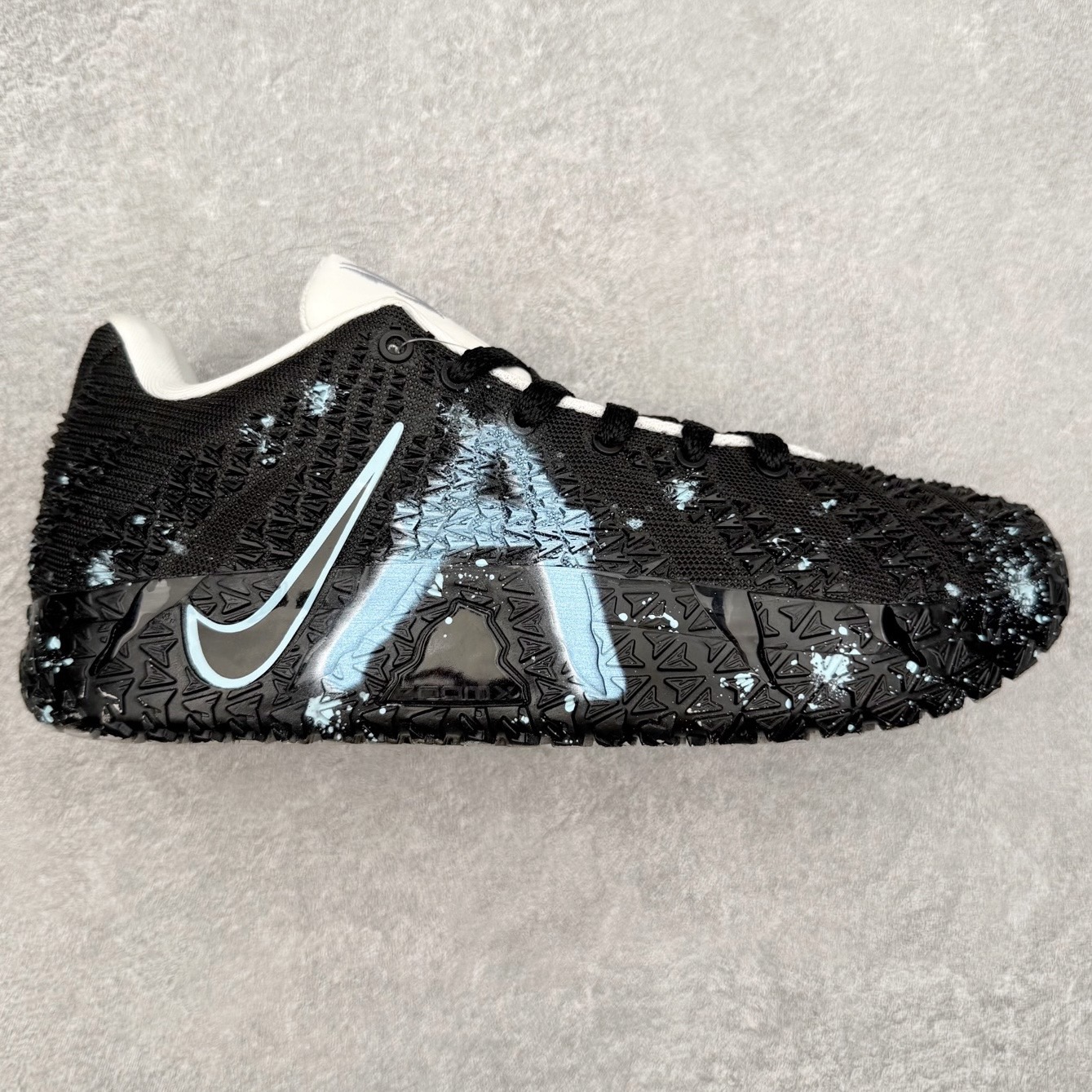 NK JA3 EP 莫兰特三代低帮篮球鞋 以鲜艳明亮的色调脱颖而出。鞋舌上醒目地展示着 “ JA ” 标志，而后跟上的 “ 12 ：AM ” 则以独特的设计呈现。鞋头和鞋舌采用透气运动网布制成，确保舒适耐用。在第一款鞋型的基础上进行了重大升级，采用更为挺拔的鞋口设计，为脚踝带来更佳的包裹与支撑感。侧面独特波纹纹理细节，打破了单调，赋予鞋子灵动与活力的视觉体验。中底部分巧妙借鉴了科比 5 的经典元素，融入斑点细节，增强了整体美学吸引力。实拍调校N版已经零色差零失真 百分百还原实物色彩所见即所得 不存在货不对板色差等低级问题 选购参考实物拍摄 不混卖不参货 只用心做好货严格选品 承诺混一赔十 尺码：40 40.5 41 42 42.5 43 44 44.5 45 46-选品中心