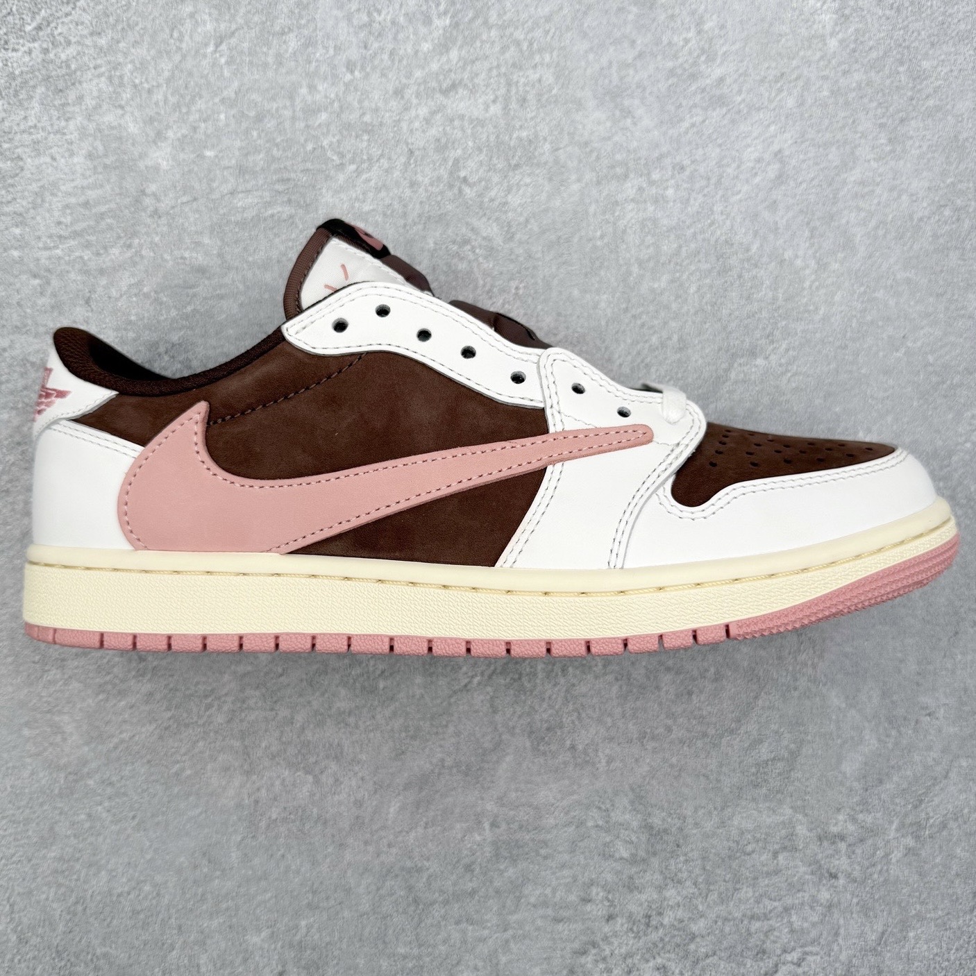 ＃KZ神版莞产 Travis Scott x Air Jordan AJ1 Low OG SP TS联名倒钩低帮 Travis Scott x Air Jordan AJ1 Low OG SP TS联名倒钩低帮 白棕粉 DZ4137-206 全系列配色 外贸特供批次 新配色不断更新开发 市场中端王者 全套原纸板楦头开发 确保原汁原味 完美呈现一代版型 一比一鞋头弧度高度鞋身弧度 此版本只针对中端市场 细节品控鞋型随意秒杀市面同价位 鞋型完美 不臃肿别扭 头层皮料加持 用料绝不含糊 进口玻璃冲刀皮料裁剪零毛边 电脑针车工艺 超高鞋面清洁度 最高QC检验标准 控制溢胶瑕疵 原盒原配 飞翼3D高频深度立体 工艺方面大到整体鞋型 漏斗收腰 底线拉帮 LOGO立体程度 小到针眼排布 载片对称 冲孔效果 鞋标规范 鞋垫背胶等等 无一不是口碑收割 每双都是一个回头客 尺码：36 36.5 37.5 38 38.5 39 40 40.5 41 42 42.5 43 44 44.5 45 46 47.5-选品中心