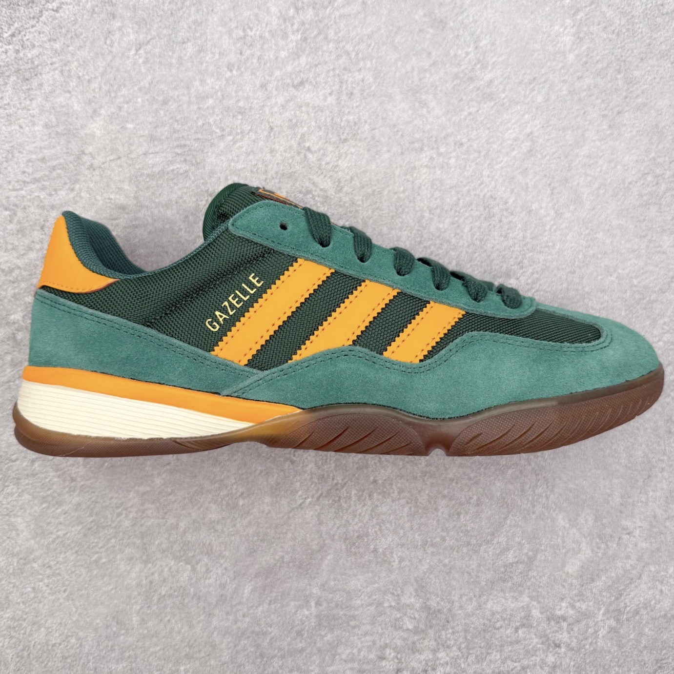 AD Originals Gazelle Sala 舒适柔软耐磨低帮 生活休闲鞋 男女同款 JQ0887 实拍调校N版已经零色差零失真 百分百还原实物色彩所见即所得 不存在货不对板色差等低级问题 选购参考实物拍摄 不混卖不参货 只用心做好货严格选品 承诺混一赔十 尺码：36 36.5 37.5 38 38.5 39 40 40.5 41 42 42.5 43 44 44.5 45-选品中心