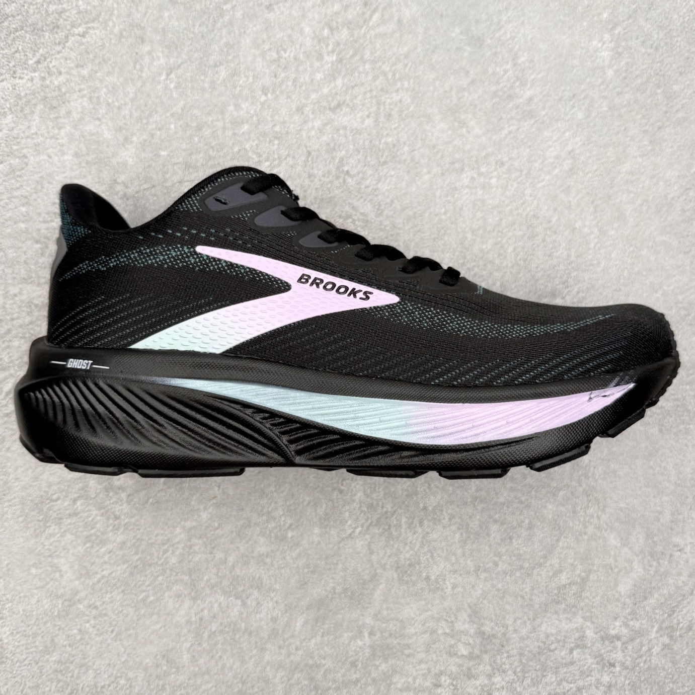 Brooks布鲁克斯 Ghost 17 马拉松舒适百搭防滑耐磨低帮跑步鞋 Brooks 四大跑鞋之一 百年品牌 跑鞋从外形上基本就能判断这是一款速度跑鞋 简洁干练的外形结构和极强的运动流线型看着非常有速度感 上脚的第一感觉是非常轻 美码9码的鞋单只206g不到 从个人偏好来说 200g左右的竞速鞋最具安全感 鞋面采用单层网布 很薄 前掌使用了大量开放式网眼 排气直接快速 透气性上乘 鞋舌也是轻量化设计 仅为一层麂皮 和脚背完美贴合 鞋舌中央有个防偏穿孔 从实际穿着来看 通常鞋舌都是外偏 如果是防偏穿孔位于中心 防偏效果其实并不十分有效 如果采用趋外侧的偏心设计更有效 鞋帮泡棉填充量不大 但非常紧凑 贴合舒适 包裹稳固 内置硬质TPU保证必要的稳定性 跑鞋中底采用的是DNA FLASH科技材料 DNA FLASH中底科技 是Brooks第一款将氮气注入中底的创新科技 主要原理是借助“超临界流体”发泡技术 将液态氮稳定的转化为气态氮 并使其均匀地形成无数紧密贴合的密闭式气囊结构 尺码：36 36.5 37.5 38 38.5 39 40 40.5 41 42 42.5 43 44 44.5 45 46-选品中心