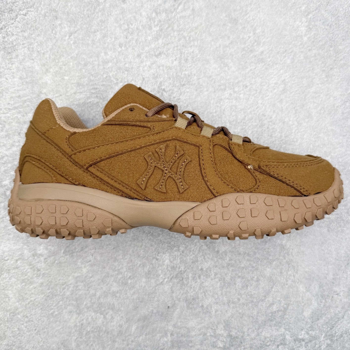 MLB 纽约洋基队合成革休闲舒适复古时尚双色鞋带轻量运动百搭豆豆薄底鞋防滑轻便低帮板鞋 男女同款 MLB是韩国F&F旗下潮流服装品牌，拥有150年历史的经典传统，是街头文化和国际生活方式的领导者。MLB 拥有包括男装、女装、童装、配饰在内的全品类服饰，提供覆盖各性别、各年龄层、From Head to Toe的穿搭装备。其产品结合了韩国的时尚造型与质感，展现了运动服饰也可以兼具时尚潮流的风格。在产品设计上，MLB不仅融合了美国职业棒球大联盟的各当家球队，更结合了棒球运动中的各个元素。尺码：35 36 36.5 37.5 38 38.5 39 40 40.5 41 42 42.5 43 44 44.5 45-选品中心