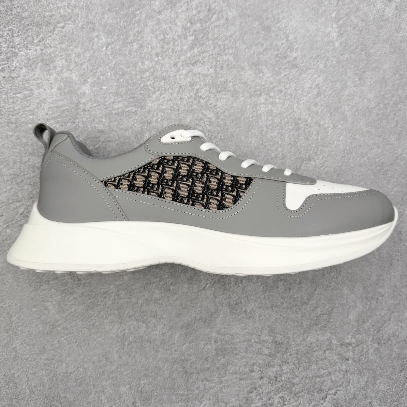 DIOR迪奥 B25 Runner 织物系带防滑低帮生活休闲鞋 结合运动版型与 Dior 优雅的经典标识。采用迪奥灰和白色光滑牛皮革精心制作，饰以经典的米色和黑色 Oblique 印花提升格调。搭配白色纹理橡胶鞋底，可为各式休闲造型增添经典气质，更显精致 配送专柜精美包装，面料采用原版定制牛皮+Oblique 印花布 定制进口超细纤维 增高3.5CM 尺码：40 41 42 43 44 45 46-选品中心