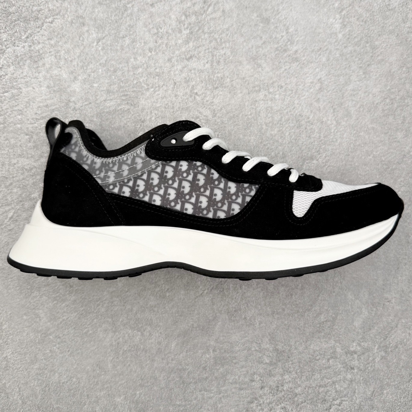 DIOR迪奥 B25 Runner 织物系带防滑低帮生活休闲鞋 结合运动版型与 Dior 优雅的经典标识。采用迪奥灰和白色光滑牛皮革精心制作，饰以经典的米色和黑色 Oblique 印花提升格调。搭配白色纹理橡胶鞋底，可为各式休闲造型增添经典气质，更显精致 配送专柜精美包装，面料采用原版定制牛皮+Oblique 印花布 定制进口超细纤维 增高3.5CM 尺码：40 41 42 43 44 45 46-选品中心