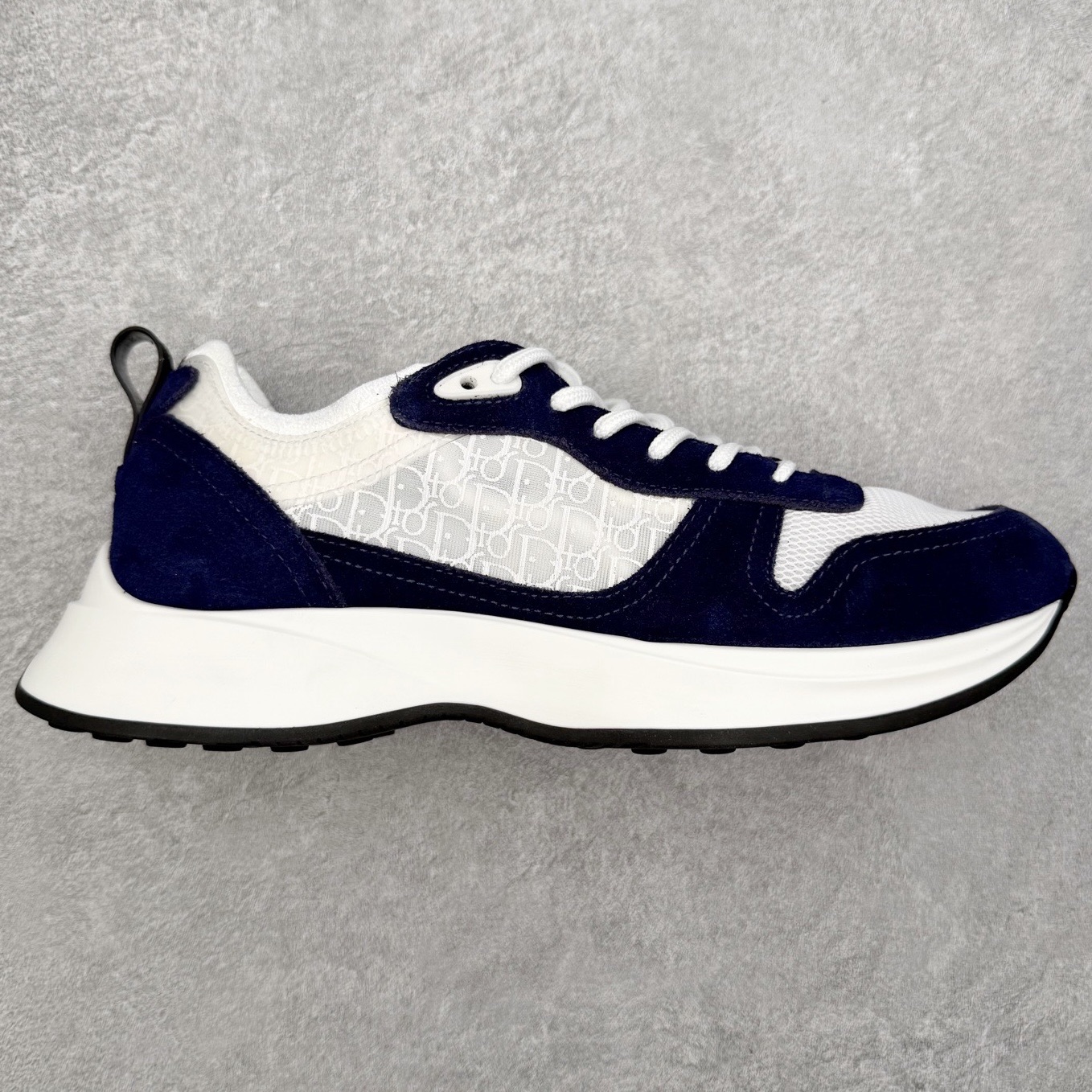 DIOR迪奥 B25 Runner 织物系带防滑低帮生活休闲鞋 结合运动版型与 Dior 优雅的经典标识。采用迪奥灰和白色光滑牛皮革精心制作，饰以经典的米色和黑色 Oblique 印花提升格调。搭配白色纹理橡胶鞋底，可为各式休闲造型增添经典气质，更显精致 配送专柜精美包装，面料采用原版定制牛皮+Oblique 印花布 定制进口超细纤维 增高3.5CM 尺码：40 41 42 43 44 45 46-选品中心