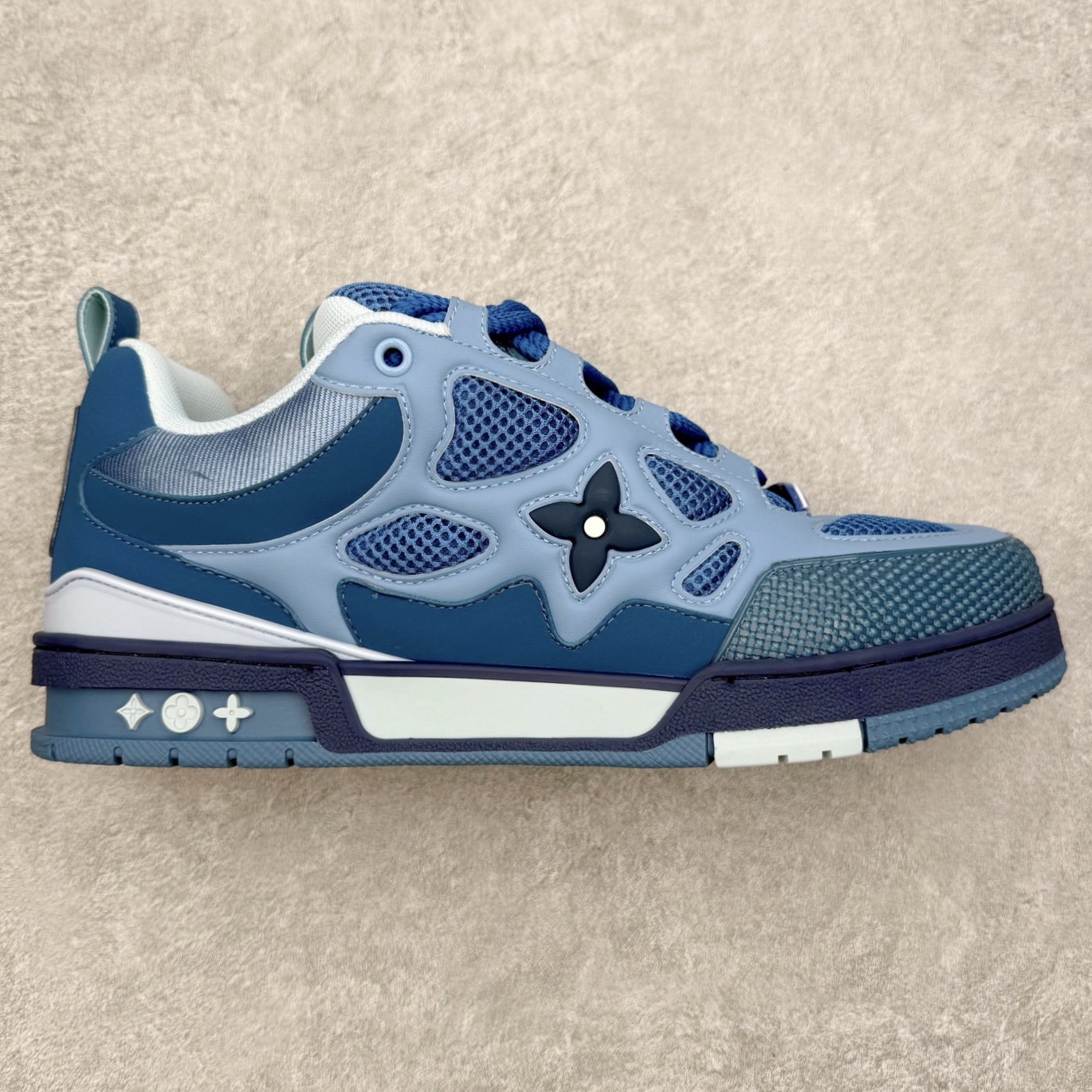 Louis Vuitton Trainer lv时装走秀运动鞋 完美鞋型超高的清洁度 零毛边线头瑕疵 全套原楦原纸版原鞋开模 全网最具灵魂的版型 正确原装黄色鞋盒 正确中底印花 鞋面印花3D高频深度立体 全鞋电脑针车 紧密相连 针距密度一致 环保乳胶注塑鞋垫 厚度脚感还原原版 皮面裁剪部位 统一油边封口工艺 原装橡胶大底含胶量大底组合零偏差 专柜全套包装 防尘袋 说明书 质保卡 男女鞋 尺码：35 36 37 38 39 40 41 42 43 44 45-选品中心