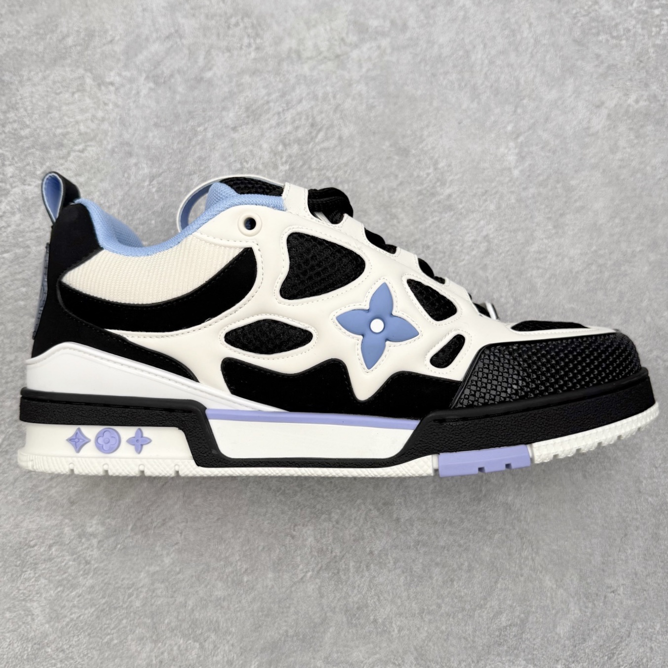 Louis Vuitton Trainer lv时装走秀运动鞋 完美鞋型超高的清洁度 零毛边线头瑕疵 全套原楦原纸版原鞋开模 全网最具灵魂的版型 正确原装黄色鞋盒 正确中底印花 鞋面印花3D高频深度立体 全鞋电脑针车 紧密相连 针距密度一致 环保乳胶注塑鞋垫 厚度脚感还原原版 皮面裁剪部位 统一油边封口工艺 原装橡胶大底含胶量大底组合零偏差 专柜全套包装 防尘袋 说明书 质保卡 男女鞋 尺码：35 36 37 38 39 40 41 42 43 44 45-选品中心