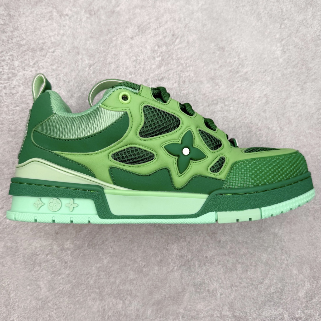 Louis Vuitton Trainer lv时装走秀运动鞋 完美鞋型超高的清洁度 零毛边线头瑕疵 全套原楦原纸版原鞋开模 全网最具灵魂的版型 正确原装黄色鞋盒 正确中底印花 鞋面印花3D高频深度立体 全鞋电脑针车 紧密相连 针距密度一致 环保乳胶注塑鞋垫 厚度脚感还原原版 皮面裁剪部位 统一油边封口工艺 原装橡胶大底含胶量大底组合零偏差 专柜全套包装 防尘袋 说明书 质保卡 男女鞋 尺码：35 36 37 38 39 40 41 42 43 44 45-选品中心