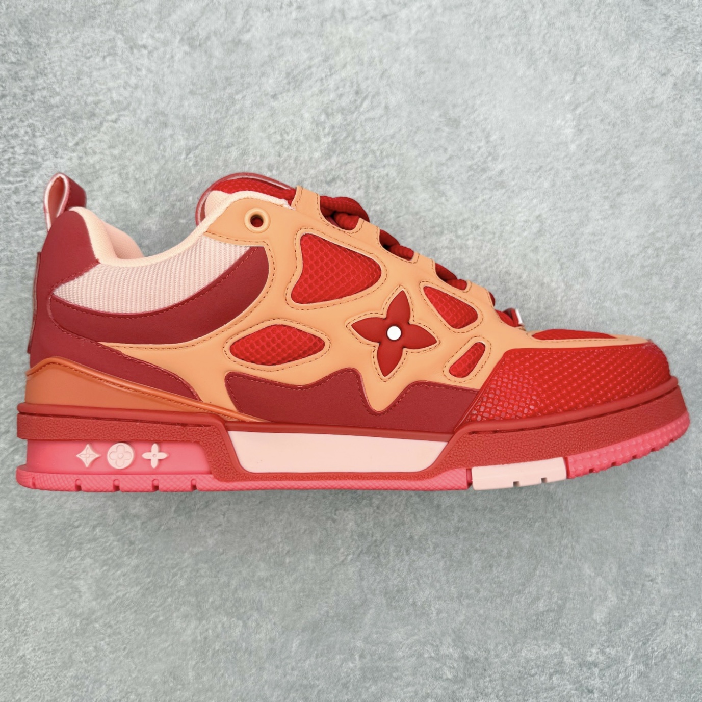 Louis Vuitton Trainer lv时装走秀运动鞋 完美鞋型超高的清洁度 零毛边线头瑕疵 全套原楦原纸版原鞋开模 全网最具灵魂的版型 正确原装黄色鞋盒 正确中底印花 鞋面印花3D高频深度立体 全鞋电脑针车 紧密相连 针距密度一致 环保乳胶注塑鞋垫 厚度脚感还原原版 皮面裁剪部位 统一油边封口工艺 原装橡胶大底含胶量大底组合零偏差 专柜全套包装 防尘袋 说明书 质保卡 男女鞋 尺码：35 36 37 38 39 40 41 42 43 44 45-选品中心