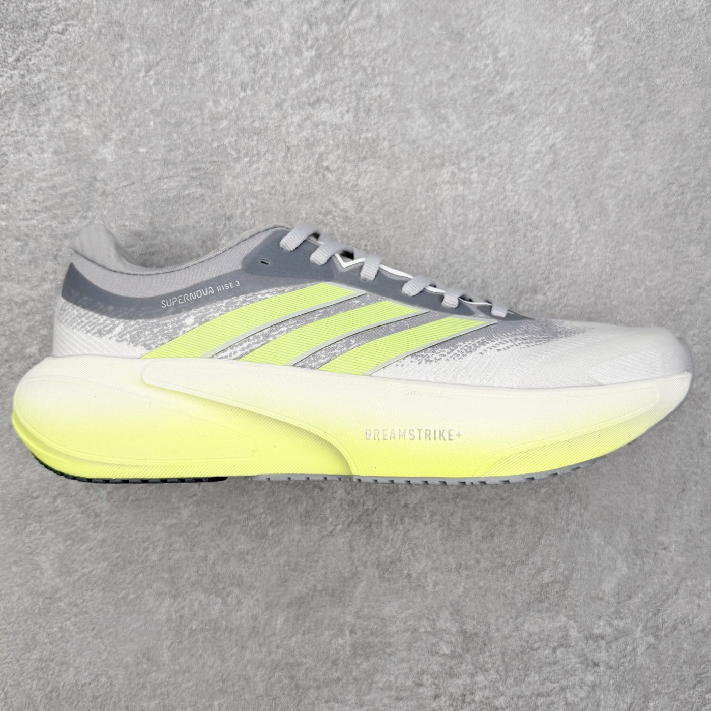 AD Adizero Adios Pro 4 马拉松竞速专业跑鞋 JR7275 CELERMESH针织网面非常轻薄 纤维间的缝隙很大 可以保证跑步时的透气、排汗效果 鞋舌直接与两侧的内衬和鞋底连接在一起 在跑步过程中不会被鞋舌的左右移动所困扰 在标准鞋带孔的基础上再拓宽一组鞋带孔 适合不同脚型的需求 突破性 EnergyRods 技术，有助于跑者实现更好的成绩 中底独特的LIGHTSTRIKE PRO泡棉材质 微弹感觉在跑步过程中给予了良好的支撑体验 对于顶级精英和高水平进阶跑者来说 ADIOS PRO是一双值得信赖的竞速比赛用鞋 尺码：36 36.5 37.5 38 38.5 39 40 40.5 41 42 42.5 43 44 44.5 45-选品中心