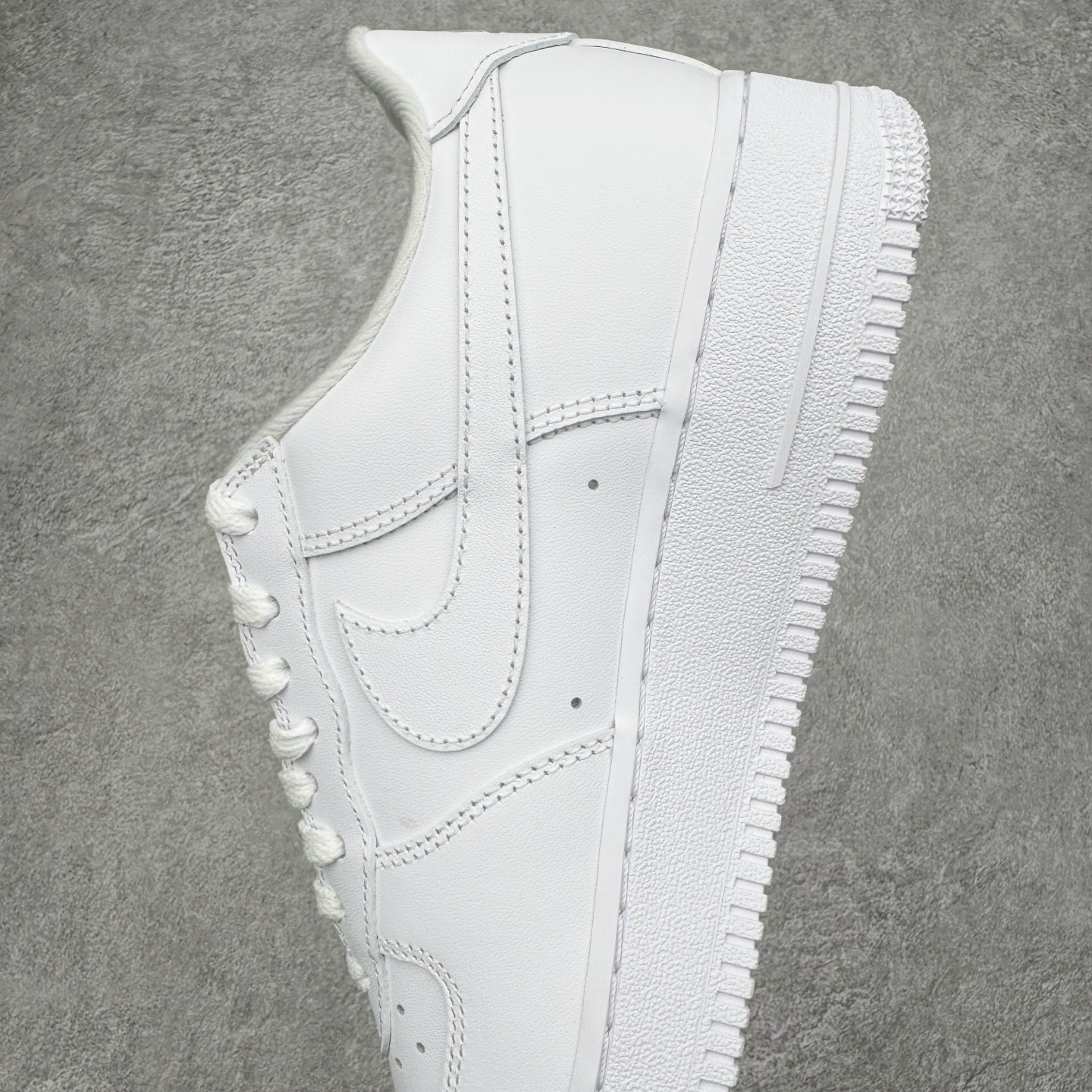 图片[7]-＃GX Supreme x NK Air Force 1 Low \’07 空军一号低帮经典板鞋 联名白红 CU9225-100 经典老鞋 完美复刻 不规则波浪大底咬花 全鞋电脑针车 工整有序 视觉效果满分 原厂拉帮手法 标准四线 密度针距针孔大小控制到位 原装反口里网布海绵 正确卡色网眼大小 新版鞋撑改用纸团代替 原厂港宝加持完美还原灵魂版型 原盒原配从里到外百分百还原 原厂全头层原厂皮料 原标原盒 内置Sole气垫 中底白色背胶 中底划线 已经无限的接近公司 原厂楦头 原厂刺绣 后跟弧度修正 独家私模最大开发到48.5 尺码：35.5 36 37.5 38 38.5 39 40 40.5 41 42 42.5 43 44 44.5 45 46 47.5 48.5-选品中心