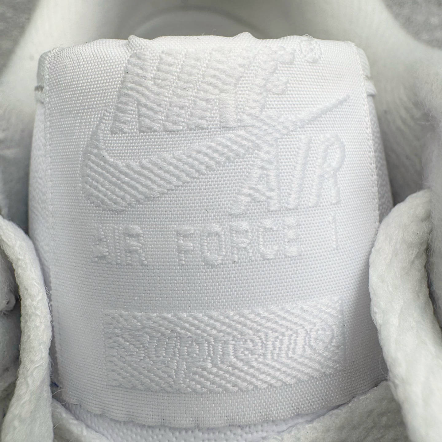 图片[14]-＃GX Supreme x NK Air Force 1 Low \’07 空军一号低帮经典板鞋 联名白红 CU9225-100 经典老鞋 完美复刻 不规则波浪大底咬花 全鞋电脑针车 工整有序 视觉效果满分 原厂拉帮手法 标准四线 密度针距针孔大小控制到位 原装反口里网布海绵 正确卡色网眼大小 新版鞋撑改用纸团代替 原厂港宝加持完美还原灵魂版型 原盒原配从里到外百分百还原 原厂全头层原厂皮料 原标原盒 内置Sole气垫 中底白色背胶 中底划线 已经无限的接近公司 原厂楦头 原厂刺绣 后跟弧度修正 独家私模最大开发到48.5 尺码：35.5 36 37.5 38 38.5 39 40 40.5 41 42 42.5 43 44 44.5 45 46 47.5 48.5-选品中心