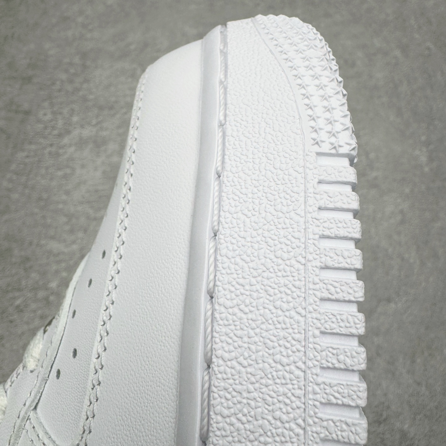 图片[17]-＃GX Supreme x NK Air Force 1 Low \’07 空军一号低帮经典板鞋 联名白红 CU9225-100 经典老鞋 完美复刻 不规则波浪大底咬花 全鞋电脑针车 工整有序 视觉效果满分 原厂拉帮手法 标准四线 密度针距针孔大小控制到位 原装反口里网布海绵 正确卡色网眼大小 新版鞋撑改用纸团代替 原厂港宝加持完美还原灵魂版型 原盒原配从里到外百分百还原 原厂全头层原厂皮料 原标原盒 内置Sole气垫 中底白色背胶 中底划线 已经无限的接近公司 原厂楦头 原厂刺绣 后跟弧度修正 独家私模最大开发到48.5 尺码：35.5 36 37.5 38 38.5 39 40 40.5 41 42 42.5 43 44 44.5 45 46 47.5 48.5-选品中心