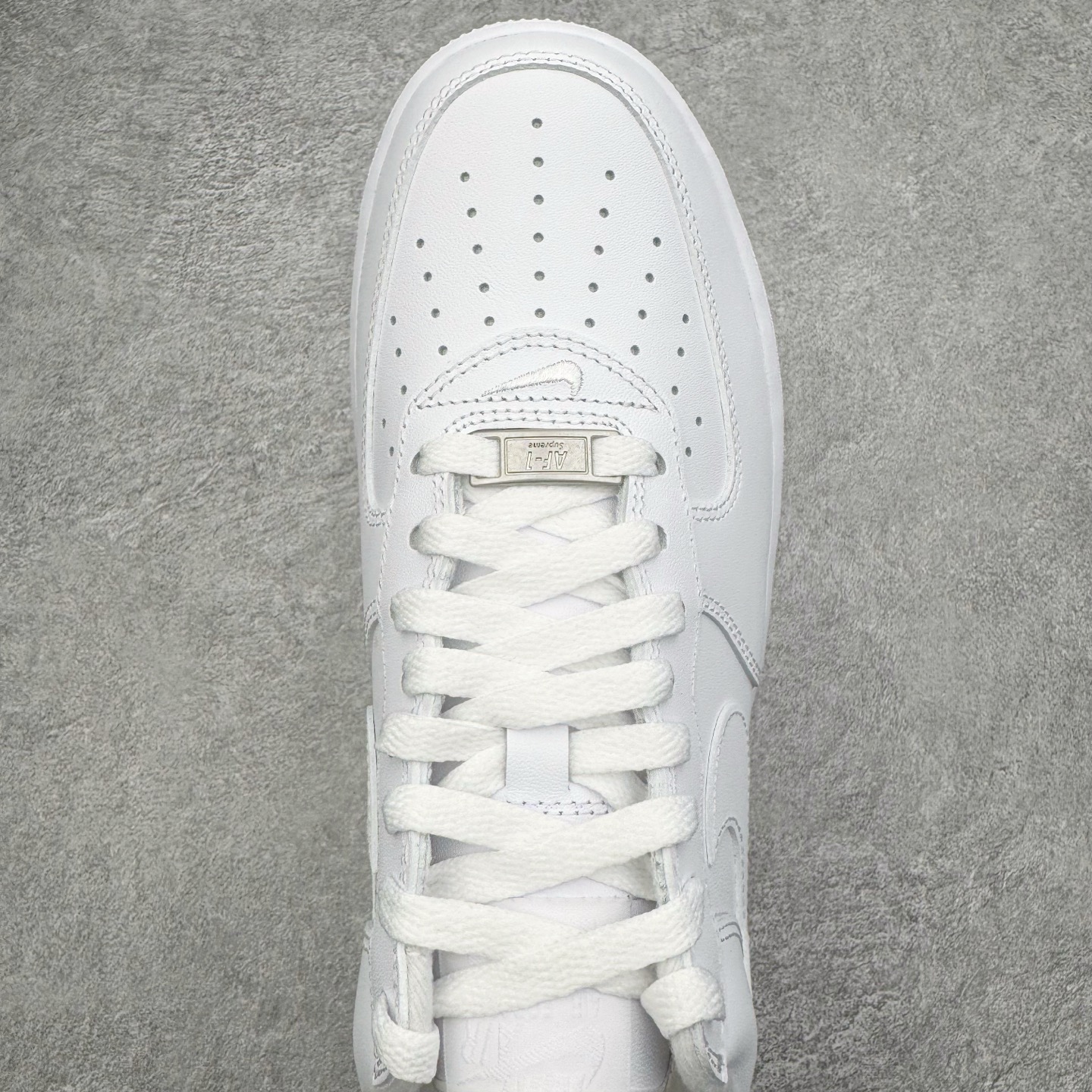 图片[4]-＃GX Supreme x NK Air Force 1 Low \’07 空军一号低帮经典板鞋 联名白红 CU9225-100 经典老鞋 完美复刻 不规则波浪大底咬花 全鞋电脑针车 工整有序 视觉效果满分 原厂拉帮手法 标准四线 密度针距针孔大小控制到位 原装反口里网布海绵 正确卡色网眼大小 新版鞋撑改用纸团代替 原厂港宝加持完美还原灵魂版型 原盒原配从里到外百分百还原 原厂全头层原厂皮料 原标原盒 内置Sole气垫 中底白色背胶 中底划线 已经无限的接近公司 原厂楦头 原厂刺绣 后跟弧度修正 独家私模最大开发到48.5 尺码：35.5 36 37.5 38 38.5 39 40 40.5 41 42 42.5 43 44 44.5 45 46 47.5 48.5-选品中心