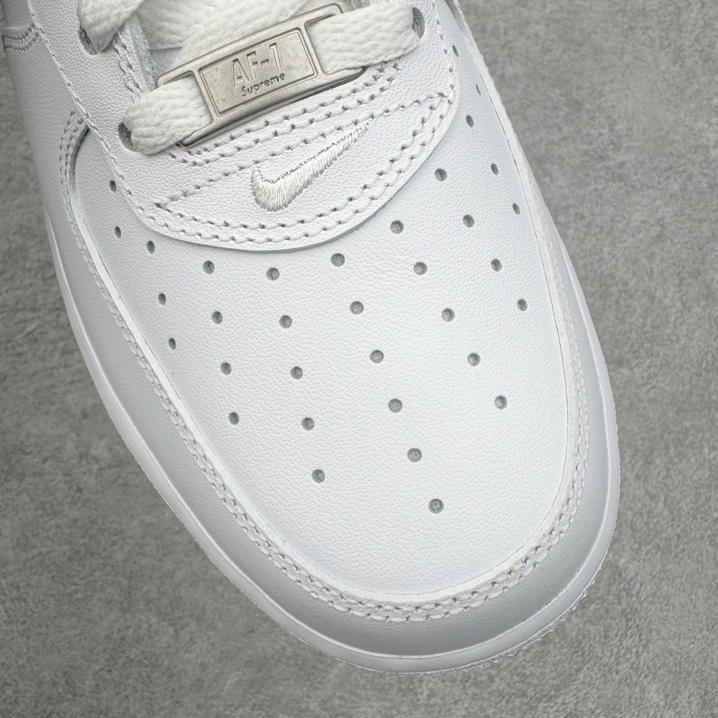 图片[16]-＃GX Supreme x NK Air Force 1 Low \’07 空军一号低帮经典板鞋 联名白红 CU9225-100 经典老鞋 完美复刻 不规则波浪大底咬花 全鞋电脑针车 工整有序 视觉效果满分 原厂拉帮手法 标准四线 密度针距针孔大小控制到位 原装反口里网布海绵 正确卡色网眼大小 新版鞋撑改用纸团代替 原厂港宝加持完美还原灵魂版型 原盒原配从里到外百分百还原 原厂全头层原厂皮料 原标原盒 内置Sole气垫 中底白色背胶 中底划线 已经无限的接近公司 原厂楦头 原厂刺绣 后跟弧度修正 独家私模最大开发到48.5 尺码：35.5 36 37.5 38 38.5 39 40 40.5 41 42 42.5 43 44 44.5 45 46 47.5 48.5-选品中心