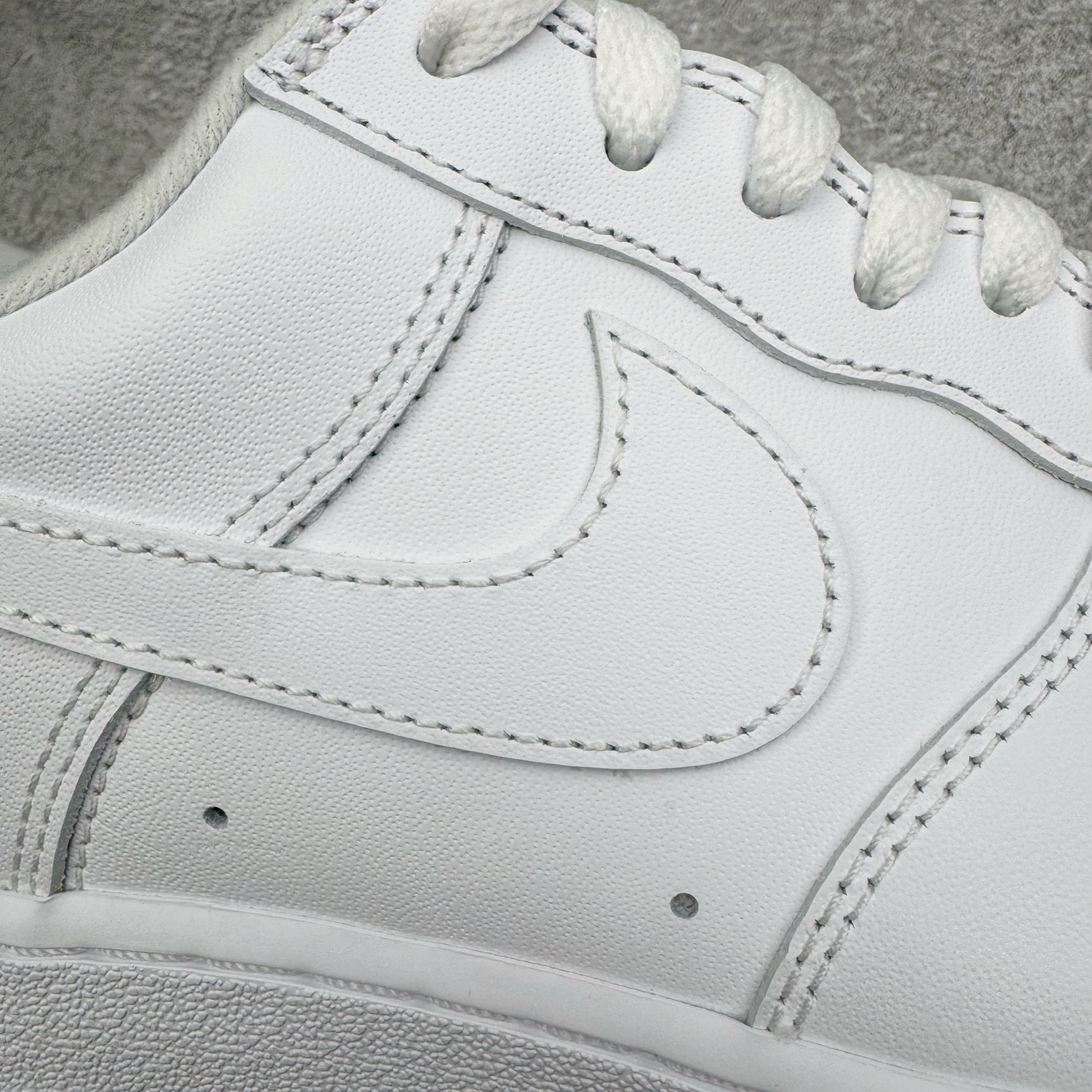 图片[19]-＃GX Supreme x NK Air Force 1 Low \’07 空军一号低帮经典板鞋 联名白红 CU9225-100 经典老鞋 完美复刻 不规则波浪大底咬花 全鞋电脑针车 工整有序 视觉效果满分 原厂拉帮手法 标准四线 密度针距针孔大小控制到位 原装反口里网布海绵 正确卡色网眼大小 新版鞋撑改用纸团代替 原厂港宝加持完美还原灵魂版型 原盒原配从里到外百分百还原 原厂全头层原厂皮料 原标原盒 内置Sole气垫 中底白色背胶 中底划线 已经无限的接近公司 原厂楦头 原厂刺绣 后跟弧度修正 独家私模最大开发到48.5 尺码：35.5 36 37.5 38 38.5 39 40 40.5 41 42 42.5 43 44 44.5 45 46 47.5 48.5-选品中心