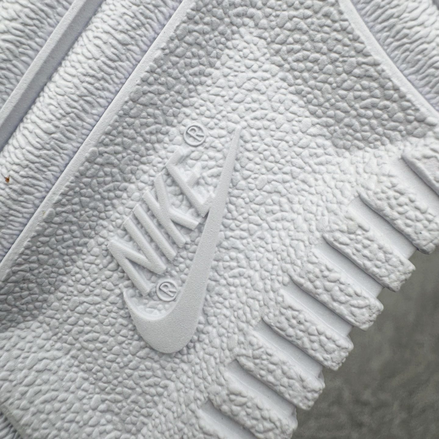 图片[22]-＃GX Supreme x NK Air Force 1 Low \’07 空军一号低帮经典板鞋 联名白红 CU9225-100 经典老鞋 完美复刻 不规则波浪大底咬花 全鞋电脑针车 工整有序 视觉效果满分 原厂拉帮手法 标准四线 密度针距针孔大小控制到位 原装反口里网布海绵 正确卡色网眼大小 新版鞋撑改用纸团代替 原厂港宝加持完美还原灵魂版型 原盒原配从里到外百分百还原 原厂全头层原厂皮料 原标原盒 内置Sole气垫 中底白色背胶 中底划线 已经无限的接近公司 原厂楦头 原厂刺绣 后跟弧度修正 独家私模最大开发到48.5 尺码：35.5 36 37.5 38 38.5 39 40 40.5 41 42 42.5 43 44 44.5 45 46 47.5 48.5-选品中心