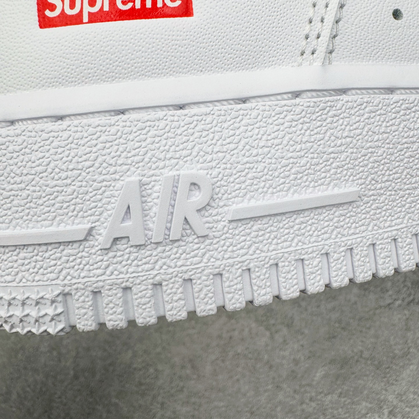 图片[21]-＃GX Supreme x NK Air Force 1 Low \’07 空军一号低帮经典板鞋 联名白红 CU9225-100 经典老鞋 完美复刻 不规则波浪大底咬花 全鞋电脑针车 工整有序 视觉效果满分 原厂拉帮手法 标准四线 密度针距针孔大小控制到位 原装反口里网布海绵 正确卡色网眼大小 新版鞋撑改用纸团代替 原厂港宝加持完美还原灵魂版型 原盒原配从里到外百分百还原 原厂全头层原厂皮料 原标原盒 内置Sole气垫 中底白色背胶 中底划线 已经无限的接近公司 原厂楦头 原厂刺绣 后跟弧度修正 独家私模最大开发到48.5 尺码：35.5 36 37.5 38 38.5 39 40 40.5 41 42 42.5 43 44 44.5 45 46 47.5 48.5-选品中心