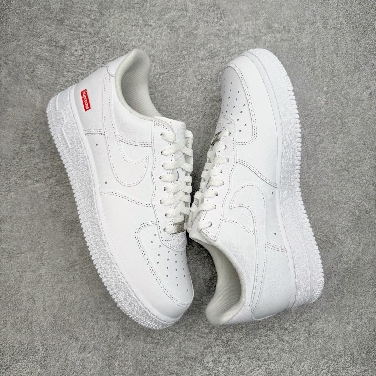 图片[3]-＃GX Supreme x NK Air Force 1 Low \’07 空军一号低帮经典板鞋 联名白红 CU9225-100 经典老鞋 完美复刻 不规则波浪大底咬花 全鞋电脑针车 工整有序 视觉效果满分 原厂拉帮手法 标准四线 密度针距针孔大小控制到位 原装反口里网布海绵 正确卡色网眼大小 新版鞋撑改用纸团代替 原厂港宝加持完美还原灵魂版型 原盒原配从里到外百分百还原 原厂全头层原厂皮料 原标原盒 内置Sole气垫 中底白色背胶 中底划线 已经无限的接近公司 原厂楦头 原厂刺绣 后跟弧度修正 独家私模最大开发到48.5 尺码：35.5 36 37.5 38 38.5 39 40 40.5 41 42 42.5 43 44 44.5 45 46 47.5 48.5-选品中心