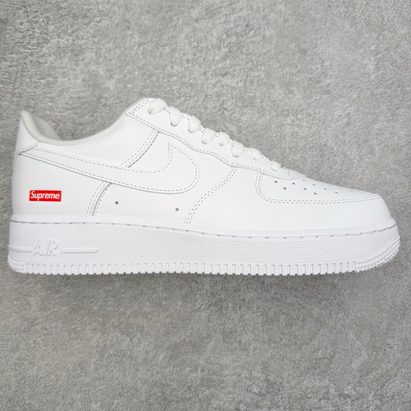 #GX Supreme x NK Air Force 1 Low \’07 空军一号低帮经典板鞋 联名白红 CU9225-100 经典老鞋 完美复刻 不规则波浪大底咬花 全鞋电脑针车 工整有序 视觉效果满分 原厂拉帮手法 标准四线 密度针距针孔大小控制到位 原装反口里网布海绵 正确卡色网眼大小 新版鞋撑改用纸团代替 原厂港宝加持完美还原灵魂版型 原盒原配从里到外百分百还原 原厂全头层原厂皮料 原标原盒 内置Sole气垫 中底白色背胶 中底划线 已经无限的接近公司 原厂楦头 原厂刺绣 后跟弧度修正 独家私模最大开发到48.5 尺码:35.5 36 37.5 38 38.5 39 40 40.5 41 42 42.5 43 44 44.5 45 46 47.5 48.5-选品中心