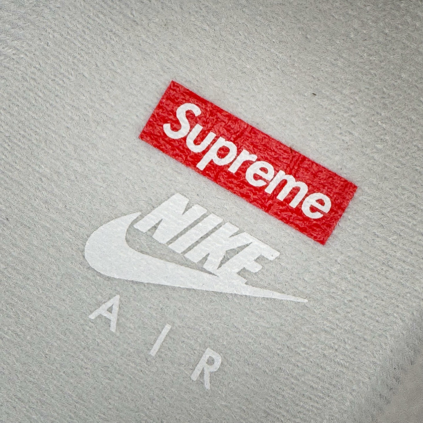 图片[13]-＃GX Supreme x NK Air Force 1 Low \’07 空军一号低帮经典板鞋 联名白红 CU9225-100 经典老鞋 完美复刻 不规则波浪大底咬花 全鞋电脑针车 工整有序 视觉效果满分 原厂拉帮手法 标准四线 密度针距针孔大小控制到位 原装反口里网布海绵 正确卡色网眼大小 新版鞋撑改用纸团代替 原厂港宝加持完美还原灵魂版型 原盒原配从里到外百分百还原 原厂全头层原厂皮料 原标原盒 内置Sole气垫 中底白色背胶 中底划线 已经无限的接近公司 原厂楦头 原厂刺绣 后跟弧度修正 独家私模最大开发到48.5 尺码：35.5 36 37.5 38 38.5 39 40 40.5 41 42 42.5 43 44 44.5 45 46 47.5 48.5-选品中心
