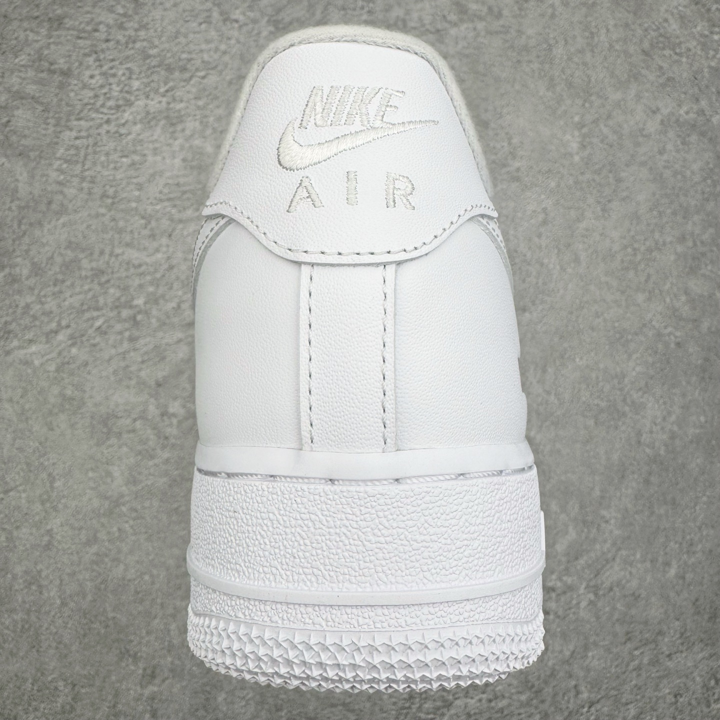 图片[8]-＃GX Supreme x NK Air Force 1 Low \’07 空军一号低帮经典板鞋 联名白红 CU9225-100 经典老鞋 完美复刻 不规则波浪大底咬花 全鞋电脑针车 工整有序 视觉效果满分 原厂拉帮手法 标准四线 密度针距针孔大小控制到位 原装反口里网布海绵 正确卡色网眼大小 新版鞋撑改用纸团代替 原厂港宝加持完美还原灵魂版型 原盒原配从里到外百分百还原 原厂全头层原厂皮料 原标原盒 内置Sole气垫 中底白色背胶 中底划线 已经无限的接近公司 原厂楦头 原厂刺绣 后跟弧度修正 独家私模最大开发到48.5 尺码：35.5 36 37.5 38 38.5 39 40 40.5 41 42 42.5 43 44 44.5 45 46 47.5 48.5-选品中心