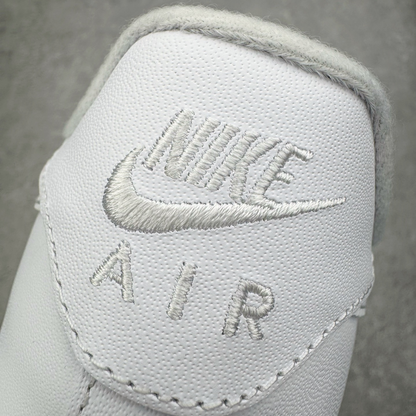 图片[10]-＃GX Supreme x NK Air Force 1 Low \’07 空军一号低帮经典板鞋 联名白红 CU9225-100 经典老鞋 完美复刻 不规则波浪大底咬花 全鞋电脑针车 工整有序 视觉效果满分 原厂拉帮手法 标准四线 密度针距针孔大小控制到位 原装反口里网布海绵 正确卡色网眼大小 新版鞋撑改用纸团代替 原厂港宝加持完美还原灵魂版型 原盒原配从里到外百分百还原 原厂全头层原厂皮料 原标原盒 内置Sole气垫 中底白色背胶 中底划线 已经无限的接近公司 原厂楦头 原厂刺绣 后跟弧度修正 独家私模最大开发到48.5 尺码：35.5 36 37.5 38 38.5 39 40 40.5 41 42 42.5 43 44 44.5 45 46 47.5 48.5-选品中心