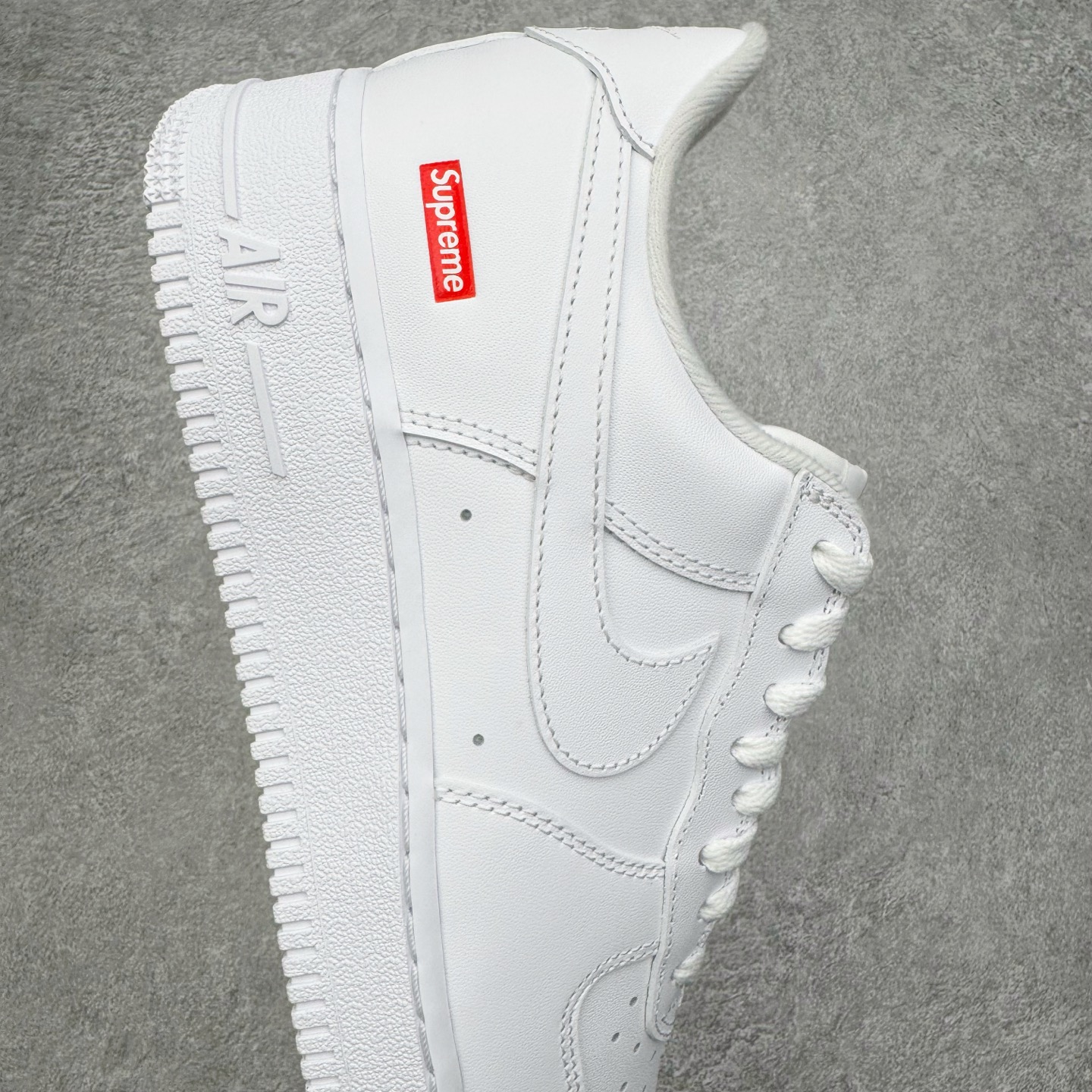 图片[6]-＃GX Supreme x NK Air Force 1 Low \’07 空军一号低帮经典板鞋 联名白红 CU9225-100 经典老鞋 完美复刻 不规则波浪大底咬花 全鞋电脑针车 工整有序 视觉效果满分 原厂拉帮手法 标准四线 密度针距针孔大小控制到位 原装反口里网布海绵 正确卡色网眼大小 新版鞋撑改用纸团代替 原厂港宝加持完美还原灵魂版型 原盒原配从里到外百分百还原 原厂全头层原厂皮料 原标原盒 内置Sole气垫 中底白色背胶 中底划线 已经无限的接近公司 原厂楦头 原厂刺绣 后跟弧度修正 独家私模最大开发到48.5 尺码：35.5 36 37.5 38 38.5 39 40 40.5 41 42 42.5 43 44 44.5 45 46 47.5 48.5-选品中心