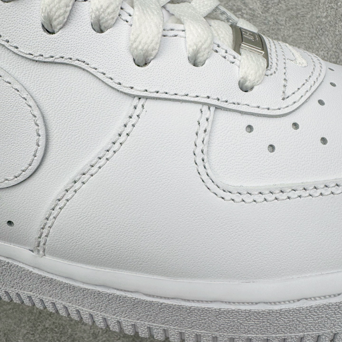 图片[18]-＃GX Supreme x NK Air Force 1 Low \’07 空军一号低帮经典板鞋 联名白红 CU9225-100 经典老鞋 完美复刻 不规则波浪大底咬花 全鞋电脑针车 工整有序 视觉效果满分 原厂拉帮手法 标准四线 密度针距针孔大小控制到位 原装反口里网布海绵 正确卡色网眼大小 新版鞋撑改用纸团代替 原厂港宝加持完美还原灵魂版型 原盒原配从里到外百分百还原 原厂全头层原厂皮料 原标原盒 内置Sole气垫 中底白色背胶 中底划线 已经无限的接近公司 原厂楦头 原厂刺绣 后跟弧度修正 独家私模最大开发到48.5 尺码：35.5 36 37.5 38 38.5 39 40 40.5 41 42 42.5 43 44 44.5 45 46 47.5 48.5-选品中心