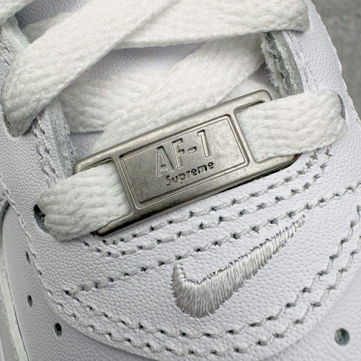 图片[15]-＃GX Supreme x NK Air Force 1 Low \’07 空军一号低帮经典板鞋 联名白红 CU9225-100 经典老鞋 完美复刻 不规则波浪大底咬花 全鞋电脑针车 工整有序 视觉效果满分 原厂拉帮手法 标准四线 密度针距针孔大小控制到位 原装反口里网布海绵 正确卡色网眼大小 新版鞋撑改用纸团代替 原厂港宝加持完美还原灵魂版型 原盒原配从里到外百分百还原 原厂全头层原厂皮料 原标原盒 内置Sole气垫 中底白色背胶 中底划线 已经无限的接近公司 原厂楦头 原厂刺绣 后跟弧度修正 独家私模最大开发到48.5 尺码：35.5 36 37.5 38 38.5 39 40 40.5 41 42 42.5 43 44 44.5 45 46 47.5 48.5-选品中心