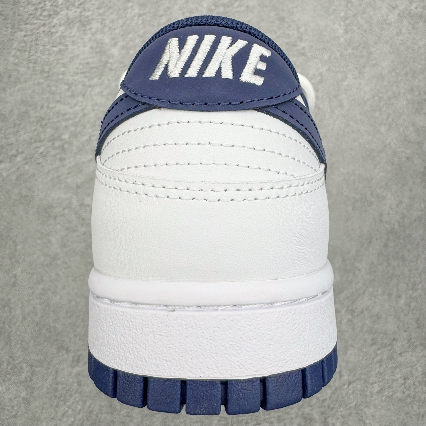 图片[8]-＃YC纯原 NK Dunk Low 骐驎 WB0620-118 当传奇之蓝，划破纯白境域，骐驎之姿，始于足下觉醒。高级白皮革鞋身， 「骐驎蓝」构建视觉锚点。从深邃蓝Swoosh到贯穿的鞋带，直至扎实外底，构成无可撼动的机能轮廓，后跟「AMPR DESIGN CUSTOM」字样，点明定制身份，是超越常规的硬核证明。定制系列天花板 无原鞋不开发 全系列得物原鞋一比一校对开发 配色持续更新中 终端对接 优势输出 全套原厂楦头原纸板数据档案倾力打造 原汁原味莞产 极致还原 圈内最强针车工艺 高端零售指定版 广东原厂配套原盒原标 鞋盒分三个尺码段 原厂冲刀 超高清洁度 全鞋零毛边皮料切割 采用原厂百宏鞋带以及原厂百宏织唛舌标 内标可供原厂几率过验 进口原装条纹中底布 四线拉帮白色点胶 原厂拉帮手法遵循公司 原厂电绣 极致还原 尺码：36 36.5 37.5 38 38.5 39 40 40.5 41 42 42.5 43 44 44.5 45 46-选品中心