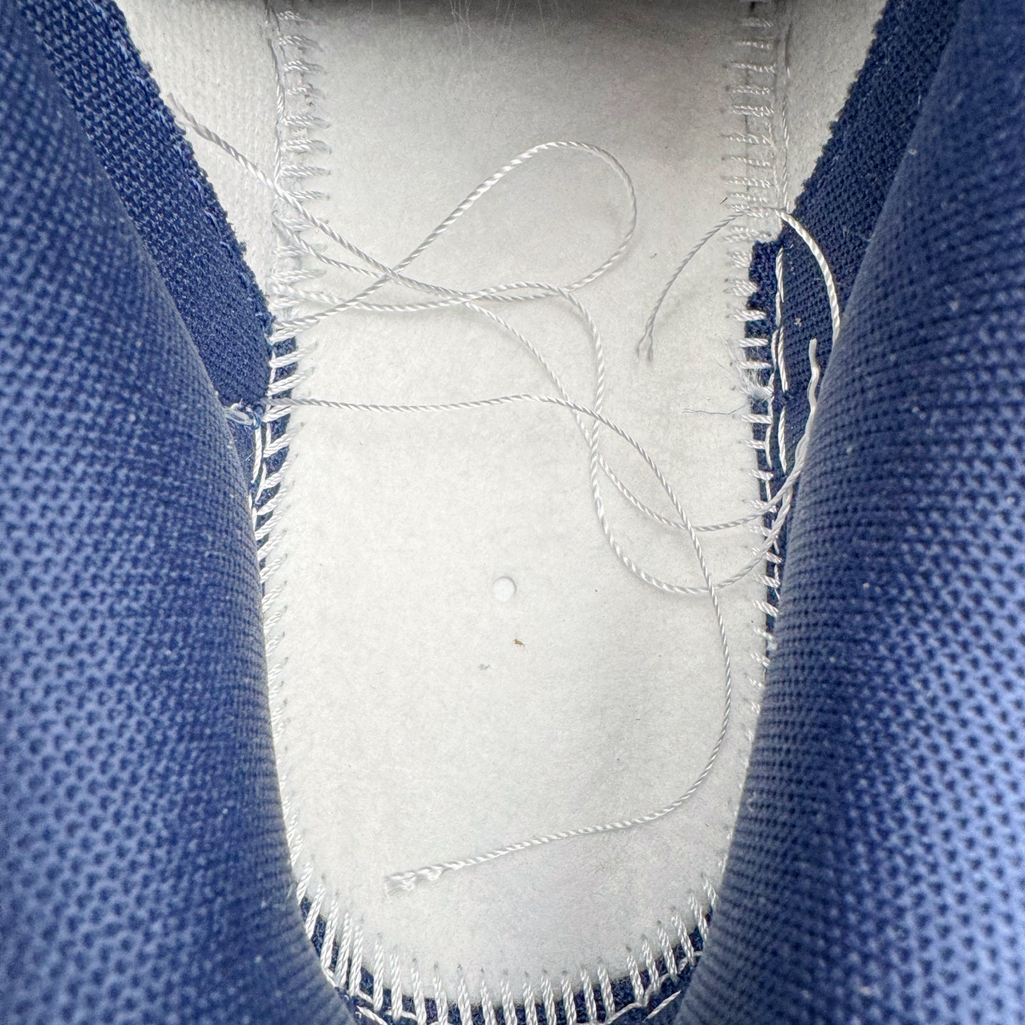 图片[11]-＃YC纯原 NK Dunk Low 骐驎 WB0620-118 当传奇之蓝，划破纯白境域，骐驎之姿，始于足下觉醒。高级白皮革鞋身， 「骐驎蓝」构建视觉锚点。从深邃蓝Swoosh到贯穿的鞋带，直至扎实外底，构成无可撼动的机能轮廓，后跟「AMPR DESIGN CUSTOM」字样，点明定制身份，是超越常规的硬核证明。定制系列天花板 无原鞋不开发 全系列得物原鞋一比一校对开发 配色持续更新中 终端对接 优势输出 全套原厂楦头原纸板数据档案倾力打造 原汁原味莞产 极致还原 圈内最强针车工艺 高端零售指定版 广东原厂配套原盒原标 鞋盒分三个尺码段 原厂冲刀 超高清洁度 全鞋零毛边皮料切割 采用原厂百宏鞋带以及原厂百宏织唛舌标 内标可供原厂几率过验 进口原装条纹中底布 四线拉帮白色点胶 原厂拉帮手法遵循公司 原厂电绣 极致还原 尺码：36 36.5 37.5 38 38.5 39 40 40.5 41 42 42.5 43 44 44.5 45 46-选品中心