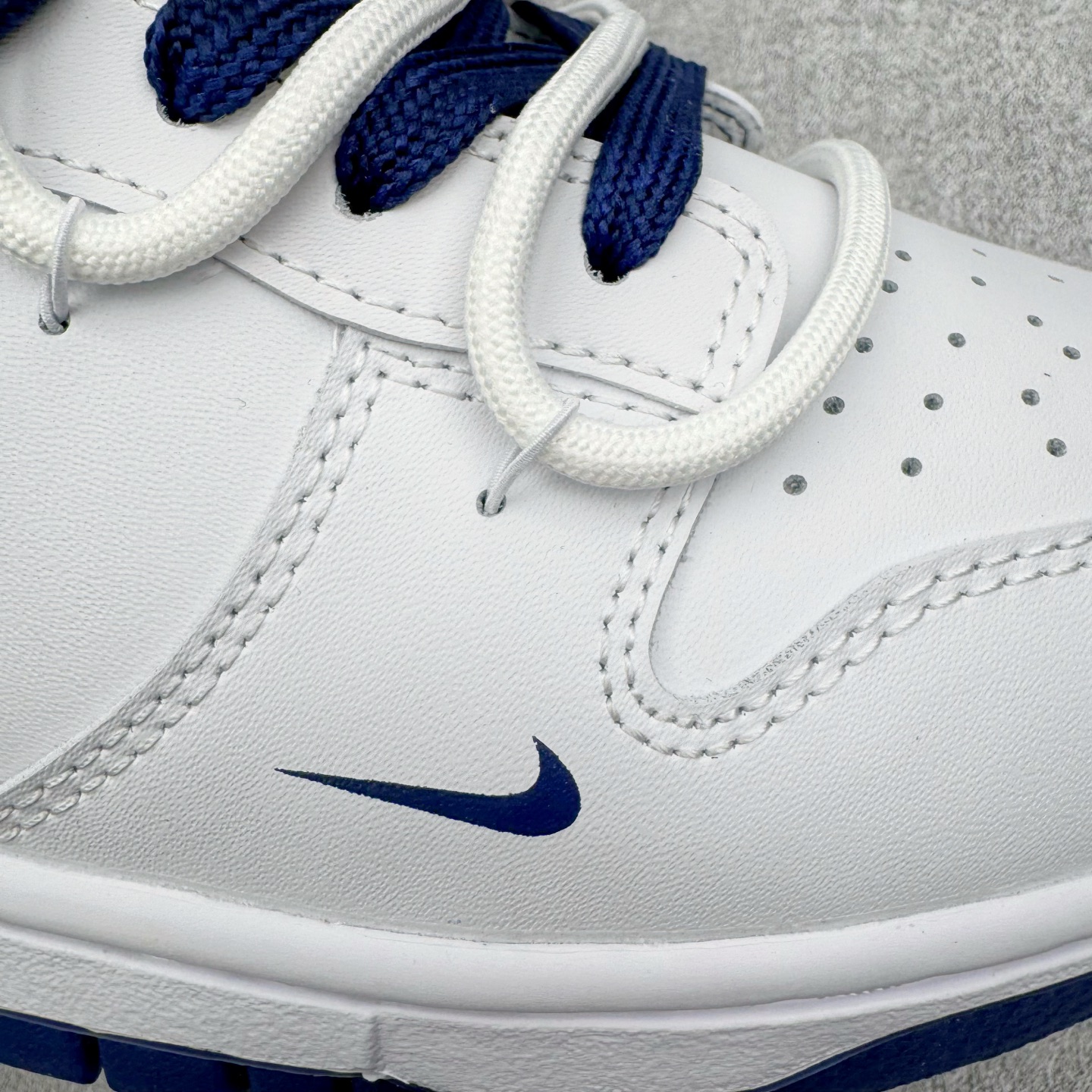 图片[19]-＃YC纯原 NK Dunk Low 骐驎 WB0620-118 当传奇之蓝，划破纯白境域，骐驎之姿，始于足下觉醒。高级白皮革鞋身， 「骐驎蓝」构建视觉锚点。从深邃蓝Swoosh到贯穿的鞋带，直至扎实外底，构成无可撼动的机能轮廓，后跟「AMPR DESIGN CUSTOM」字样，点明定制身份，是超越常规的硬核证明。定制系列天花板 无原鞋不开发 全系列得物原鞋一比一校对开发 配色持续更新中 终端对接 优势输出 全套原厂楦头原纸板数据档案倾力打造 原汁原味莞产 极致还原 圈内最强针车工艺 高端零售指定版 广东原厂配套原盒原标 鞋盒分三个尺码段 原厂冲刀 超高清洁度 全鞋零毛边皮料切割 采用原厂百宏鞋带以及原厂百宏织唛舌标 内标可供原厂几率过验 进口原装条纹中底布 四线拉帮白色点胶 原厂拉帮手法遵循公司 原厂电绣 极致还原 尺码：36 36.5 37.5 38 38.5 39 40 40.5 41 42 42.5 43 44 44.5 45 46-选品中心