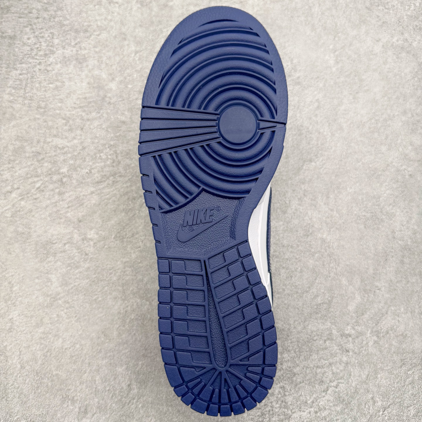 图片[9]-＃YC纯原 NK Dunk Low 骐驎 WB0620-118 当传奇之蓝，划破纯白境域，骐驎之姿，始于足下觉醒。高级白皮革鞋身， 「骐驎蓝」构建视觉锚点。从深邃蓝Swoosh到贯穿的鞋带，直至扎实外底，构成无可撼动的机能轮廓，后跟「AMPR DESIGN CUSTOM」字样，点明定制身份，是超越常规的硬核证明。定制系列天花板 无原鞋不开发 全系列得物原鞋一比一校对开发 配色持续更新中 终端对接 优势输出 全套原厂楦头原纸板数据档案倾力打造 原汁原味莞产 极致还原 圈内最强针车工艺 高端零售指定版 广东原厂配套原盒原标 鞋盒分三个尺码段 原厂冲刀 超高清洁度 全鞋零毛边皮料切割 采用原厂百宏鞋带以及原厂百宏织唛舌标 内标可供原厂几率过验 进口原装条纹中底布 四线拉帮白色点胶 原厂拉帮手法遵循公司 原厂电绣 极致还原 尺码：36 36.5 37.5 38 38.5 39 40 40.5 41 42 42.5 43 44 44.5 45 46-选品中心