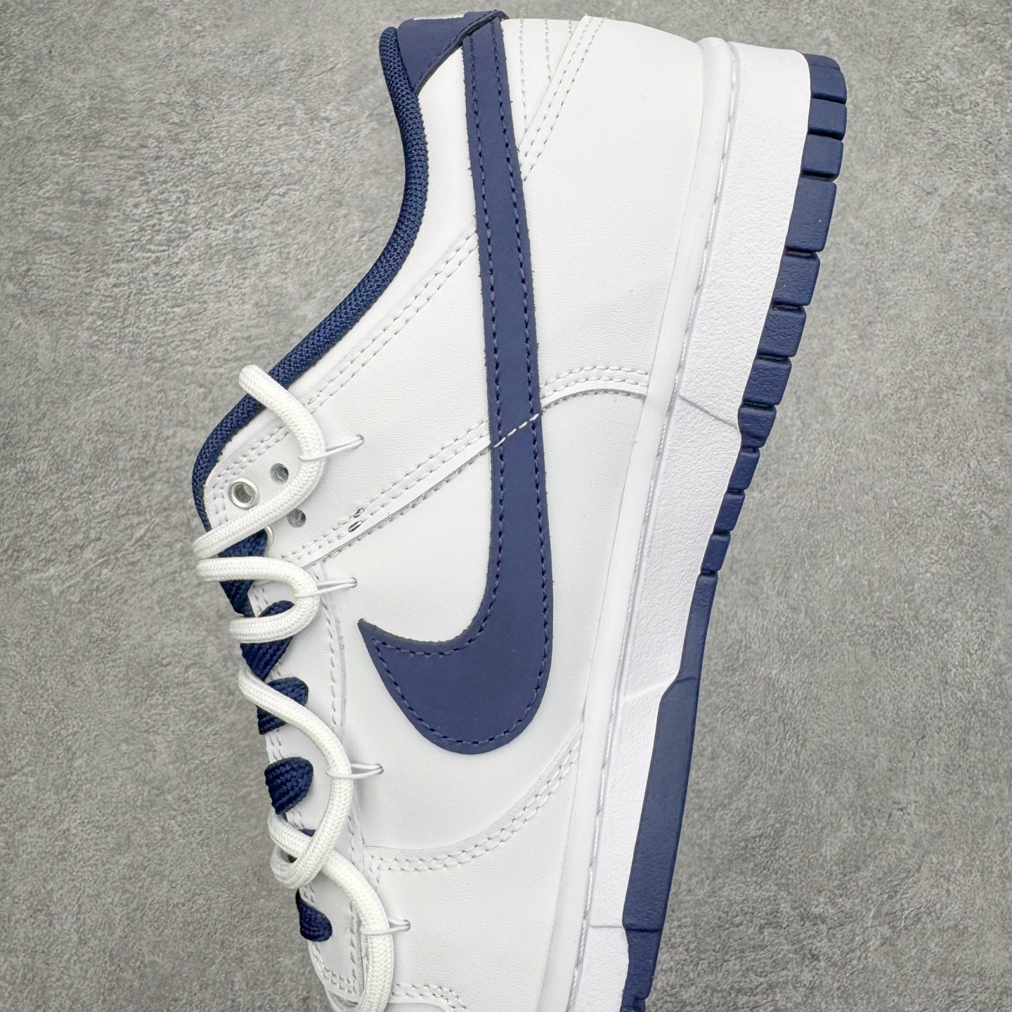 图片[7]-＃YC纯原 NK Dunk Low 骐驎 WB0620-118 当传奇之蓝，划破纯白境域，骐驎之姿，始于足下觉醒。高级白皮革鞋身， 「骐驎蓝」构建视觉锚点。从深邃蓝Swoosh到贯穿的鞋带，直至扎实外底，构成无可撼动的机能轮廓，后跟「AMPR DESIGN CUSTOM」字样，点明定制身份，是超越常规的硬核证明。定制系列天花板 无原鞋不开发 全系列得物原鞋一比一校对开发 配色持续更新中 终端对接 优势输出 全套原厂楦头原纸板数据档案倾力打造 原汁原味莞产 极致还原 圈内最强针车工艺 高端零售指定版 广东原厂配套原盒原标 鞋盒分三个尺码段 原厂冲刀 超高清洁度 全鞋零毛边皮料切割 采用原厂百宏鞋带以及原厂百宏织唛舌标 内标可供原厂几率过验 进口原装条纹中底布 四线拉帮白色点胶 原厂拉帮手法遵循公司 原厂电绣 极致还原 尺码：36 36.5 37.5 38 38.5 39 40 40.5 41 42 42.5 43 44 44.5 45 46-选品中心