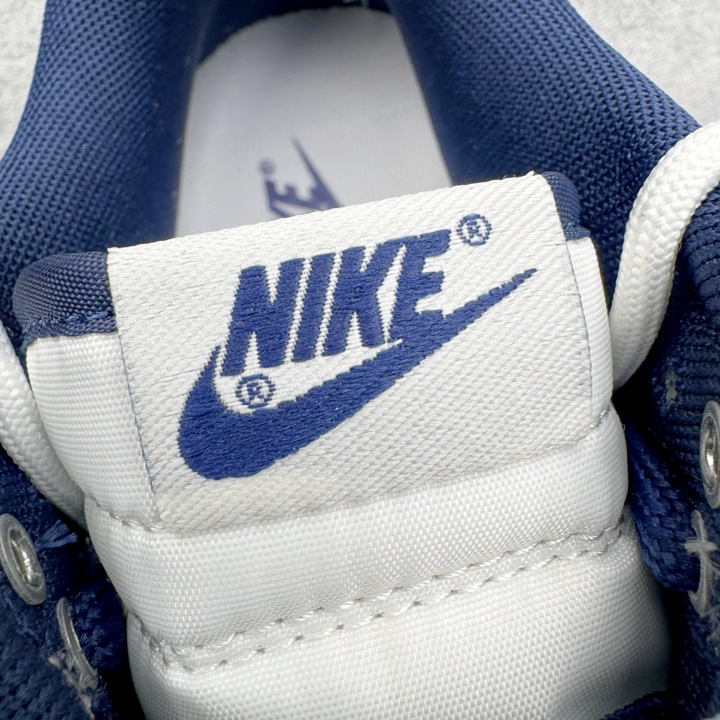 图片[13]-＃YC纯原 NK Dunk Low 骐驎 WB0620-118 当传奇之蓝，划破纯白境域，骐驎之姿，始于足下觉醒。高级白皮革鞋身， 「骐驎蓝」构建视觉锚点。从深邃蓝Swoosh到贯穿的鞋带，直至扎实外底，构成无可撼动的机能轮廓，后跟「AMPR DESIGN CUSTOM」字样，点明定制身份，是超越常规的硬核证明。定制系列天花板 无原鞋不开发 全系列得物原鞋一比一校对开发 配色持续更新中 终端对接 优势输出 全套原厂楦头原纸板数据档案倾力打造 原汁原味莞产 极致还原 圈内最强针车工艺 高端零售指定版 广东原厂配套原盒原标 鞋盒分三个尺码段 原厂冲刀 超高清洁度 全鞋零毛边皮料切割 采用原厂百宏鞋带以及原厂百宏织唛舌标 内标可供原厂几率过验 进口原装条纹中底布 四线拉帮白色点胶 原厂拉帮手法遵循公司 原厂电绣 极致还原 尺码：36 36.5 37.5 38 38.5 39 40 40.5 41 42 42.5 43 44 44.5 45 46-选品中心