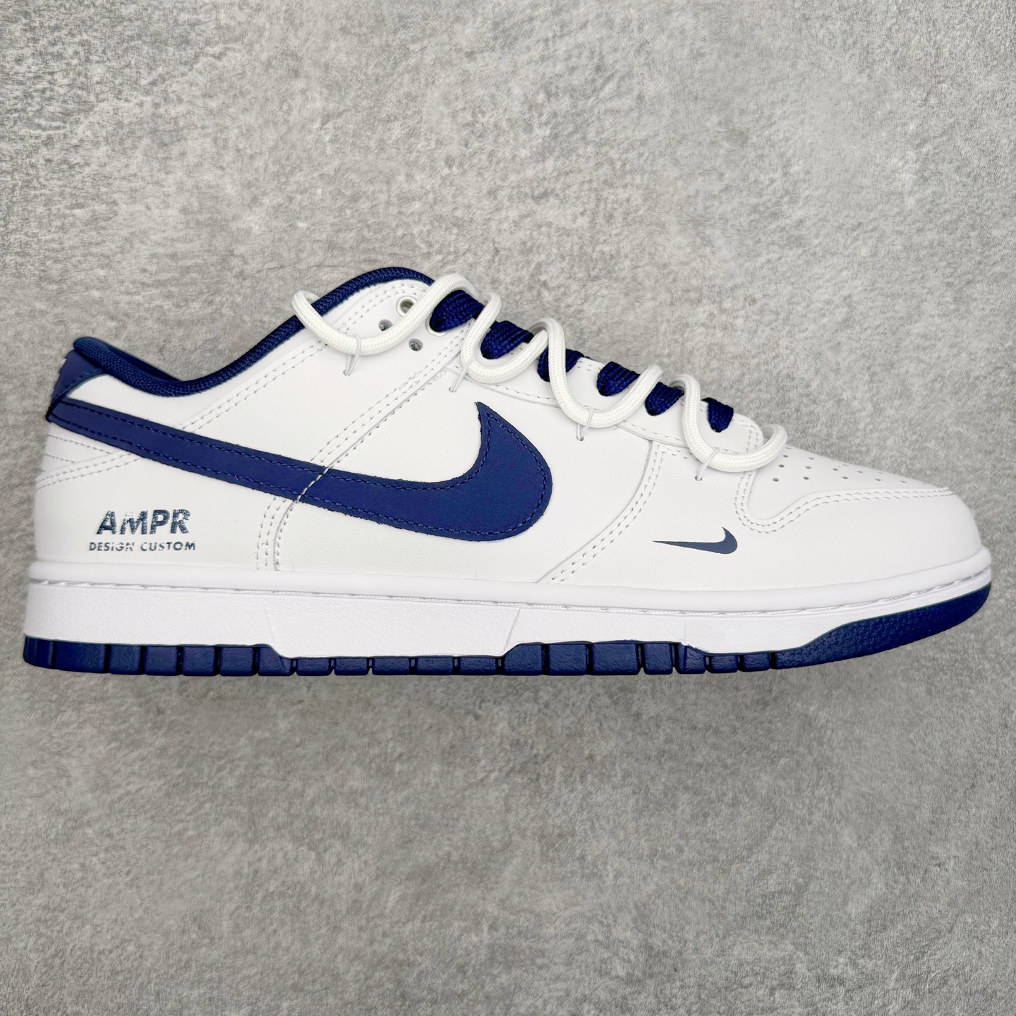 #YC纯原 NK Dunk Low 骐驎 WB0620-118 当传奇之蓝,划破纯白境域,骐驎之姿,始于足下觉醒。高级白皮革鞋身, 「骐驎蓝」构建视觉锚点。从深邃蓝Swoosh到贯穿的鞋带,直至扎实外底,构成无可撼动的机能轮廓,后跟「AMPR DESIGN CUSTOM」字样,点明定制身份,是超越常规的硬核证明。定制系列天花板 无原鞋不开发 全系列得物原鞋一比一校对开发 配色持续更新中 终端对接 优势输出 全套原厂楦头原纸板数据档案倾力打造 原汁原味莞产 极致还原 圈内最强针车工艺 高端零售指定版 广东原厂配套原盒原标 鞋盒分三个尺码段 原厂冲刀 超高清洁度 全鞋零毛边皮料切割 采用原厂百宏鞋带以及原厂百宏织唛舌标 内标可供原厂几率过验 进口原装条纹中底布 四线拉帮白色点胶 原厂拉帮手法遵循公司 原厂电绣 极致还原 尺码:36 36.5 37.5 38 38.5 39 40 40.5 41 42 42.5 43 44 44.5 45 46-选品中心