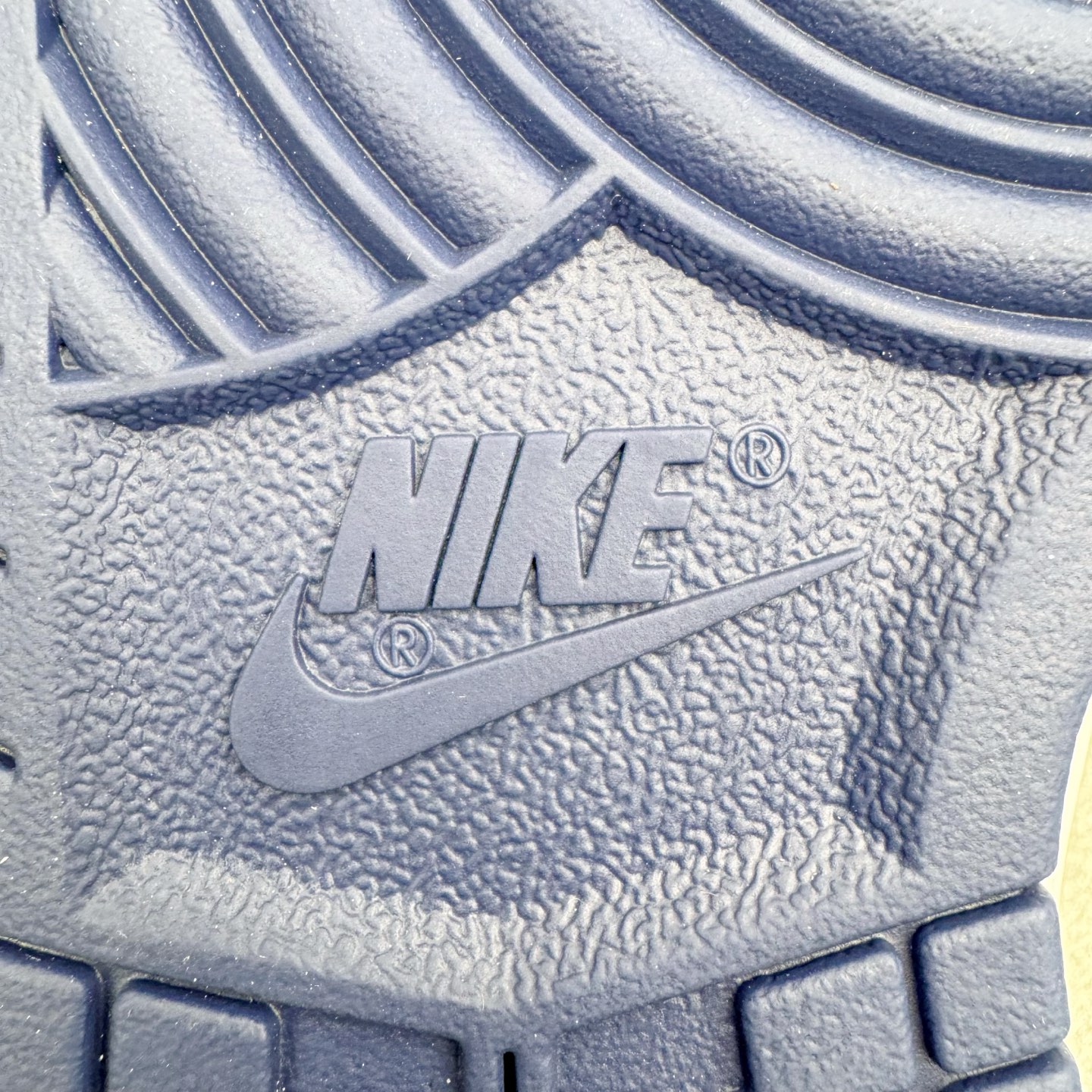 图片[20]-＃YC纯原 NK Dunk Low 骐驎 WB0620-118 当传奇之蓝，划破纯白境域，骐驎之姿，始于足下觉醒。高级白皮革鞋身， 「骐驎蓝」构建视觉锚点。从深邃蓝Swoosh到贯穿的鞋带，直至扎实外底，构成无可撼动的机能轮廓，后跟「AMPR DESIGN CUSTOM」字样，点明定制身份，是超越常规的硬核证明。定制系列天花板 无原鞋不开发 全系列得物原鞋一比一校对开发 配色持续更新中 终端对接 优势输出 全套原厂楦头原纸板数据档案倾力打造 原汁原味莞产 极致还原 圈内最强针车工艺 高端零售指定版 广东原厂配套原盒原标 鞋盒分三个尺码段 原厂冲刀 超高清洁度 全鞋零毛边皮料切割 采用原厂百宏鞋带以及原厂百宏织唛舌标 内标可供原厂几率过验 进口原装条纹中底布 四线拉帮白色点胶 原厂拉帮手法遵循公司 原厂电绣 极致还原 尺码：36 36.5 37.5 38 38.5 39 40 40.5 41 42 42.5 43 44 44.5 45 46-选品中心