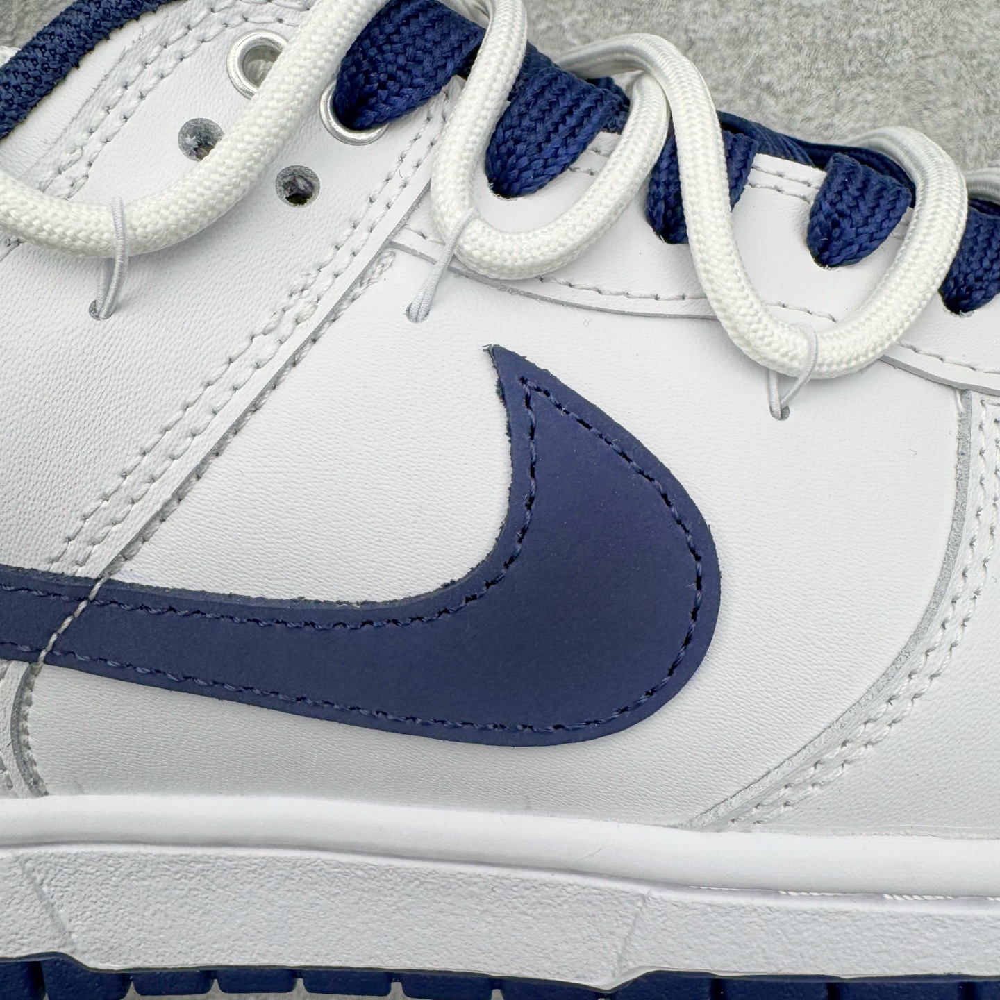 图片[18]-＃YC纯原 NK Dunk Low 骐驎 WB0620-118 当传奇之蓝，划破纯白境域，骐驎之姿，始于足下觉醒。高级白皮革鞋身， 「骐驎蓝」构建视觉锚点。从深邃蓝Swoosh到贯穿的鞋带，直至扎实外底，构成无可撼动的机能轮廓，后跟「AMPR DESIGN CUSTOM」字样，点明定制身份，是超越常规的硬核证明。定制系列天花板 无原鞋不开发 全系列得物原鞋一比一校对开发 配色持续更新中 终端对接 优势输出 全套原厂楦头原纸板数据档案倾力打造 原汁原味莞产 极致还原 圈内最强针车工艺 高端零售指定版 广东原厂配套原盒原标 鞋盒分三个尺码段 原厂冲刀 超高清洁度 全鞋零毛边皮料切割 采用原厂百宏鞋带以及原厂百宏织唛舌标 内标可供原厂几率过验 进口原装条纹中底布 四线拉帮白色点胶 原厂拉帮手法遵循公司 原厂电绣 极致还原 尺码：36 36.5 37.5 38 38.5 39 40 40.5 41 42 42.5 43 44 44.5 45 46-选品中心