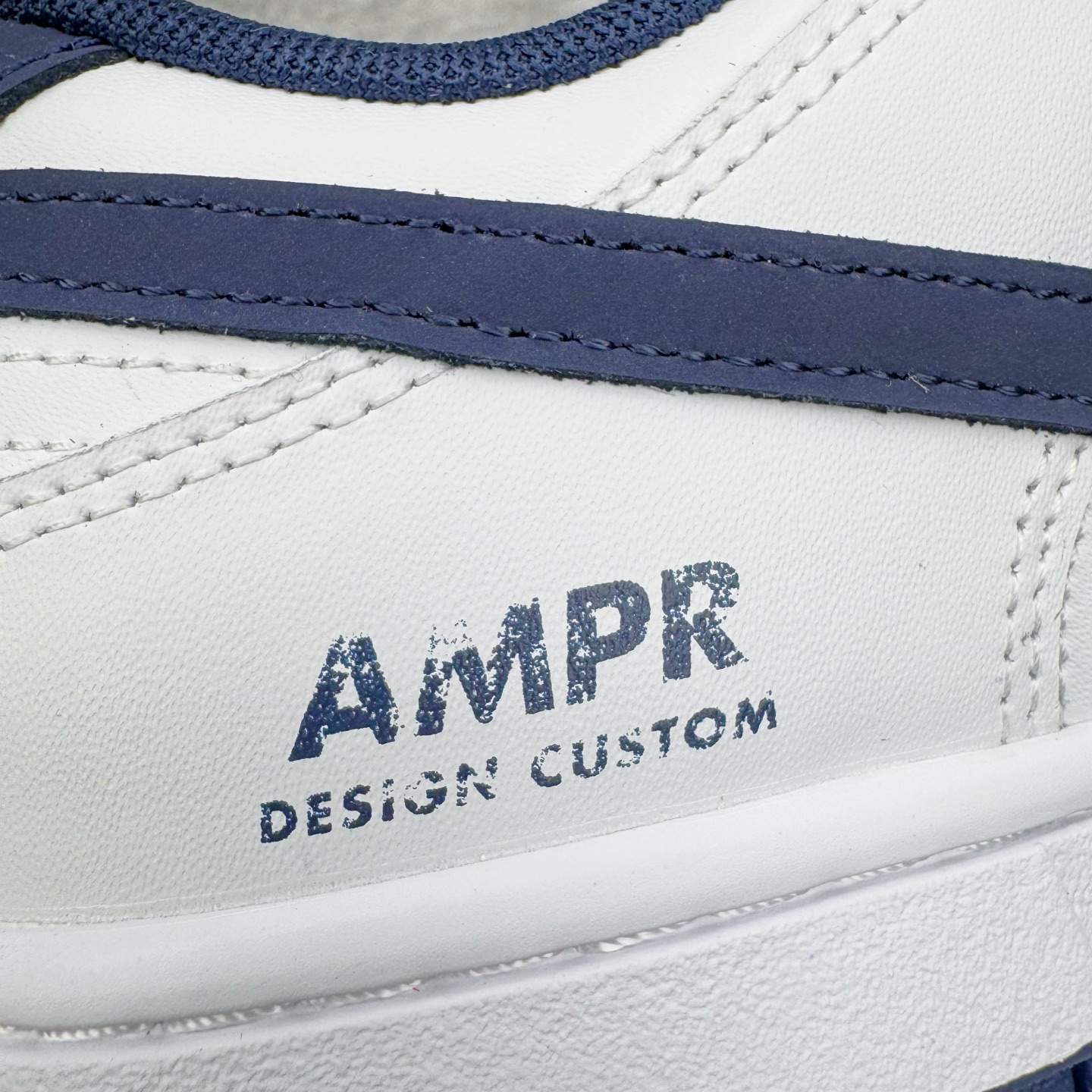 图片[17]-＃YC纯原 NK Dunk Low 骐驎 WB0620-118 当传奇之蓝，划破纯白境域，骐驎之姿，始于足下觉醒。高级白皮革鞋身， 「骐驎蓝」构建视觉锚点。从深邃蓝Swoosh到贯穿的鞋带，直至扎实外底，构成无可撼动的机能轮廓，后跟「AMPR DESIGN CUSTOM」字样，点明定制身份，是超越常规的硬核证明。定制系列天花板 无原鞋不开发 全系列得物原鞋一比一校对开发 配色持续更新中 终端对接 优势输出 全套原厂楦头原纸板数据档案倾力打造 原汁原味莞产 极致还原 圈内最强针车工艺 高端零售指定版 广东原厂配套原盒原标 鞋盒分三个尺码段 原厂冲刀 超高清洁度 全鞋零毛边皮料切割 采用原厂百宏鞋带以及原厂百宏织唛舌标 内标可供原厂几率过验 进口原装条纹中底布 四线拉帮白色点胶 原厂拉帮手法遵循公司 原厂电绣 极致还原 尺码：36 36.5 37.5 38 38.5 39 40 40.5 41 42 42.5 43 44 44.5 45 46-选品中心