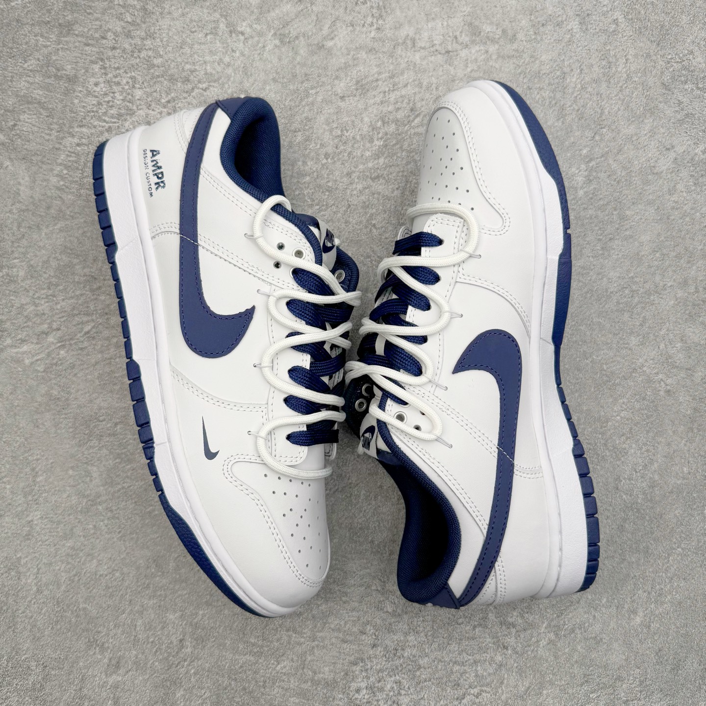 图片[3]-＃YC纯原 NK Dunk Low 骐驎 WB0620-118 当传奇之蓝，划破纯白境域，骐驎之姿，始于足下觉醒。高级白皮革鞋身， 「骐驎蓝」构建视觉锚点。从深邃蓝Swoosh到贯穿的鞋带，直至扎实外底，构成无可撼动的机能轮廓，后跟「AMPR DESIGN CUSTOM」字样，点明定制身份，是超越常规的硬核证明。定制系列天花板 无原鞋不开发 全系列得物原鞋一比一校对开发 配色持续更新中 终端对接 优势输出 全套原厂楦头原纸板数据档案倾力打造 原汁原味莞产 极致还原 圈内最强针车工艺 高端零售指定版 广东原厂配套原盒原标 鞋盒分三个尺码段 原厂冲刀 超高清洁度 全鞋零毛边皮料切割 采用原厂百宏鞋带以及原厂百宏织唛舌标 内标可供原厂几率过验 进口原装条纹中底布 四线拉帮白色点胶 原厂拉帮手法遵循公司 原厂电绣 极致还原 尺码：36 36.5 37.5 38 38.5 39 40 40.5 41 42 42.5 43 44 44.5 45 46-选品中心