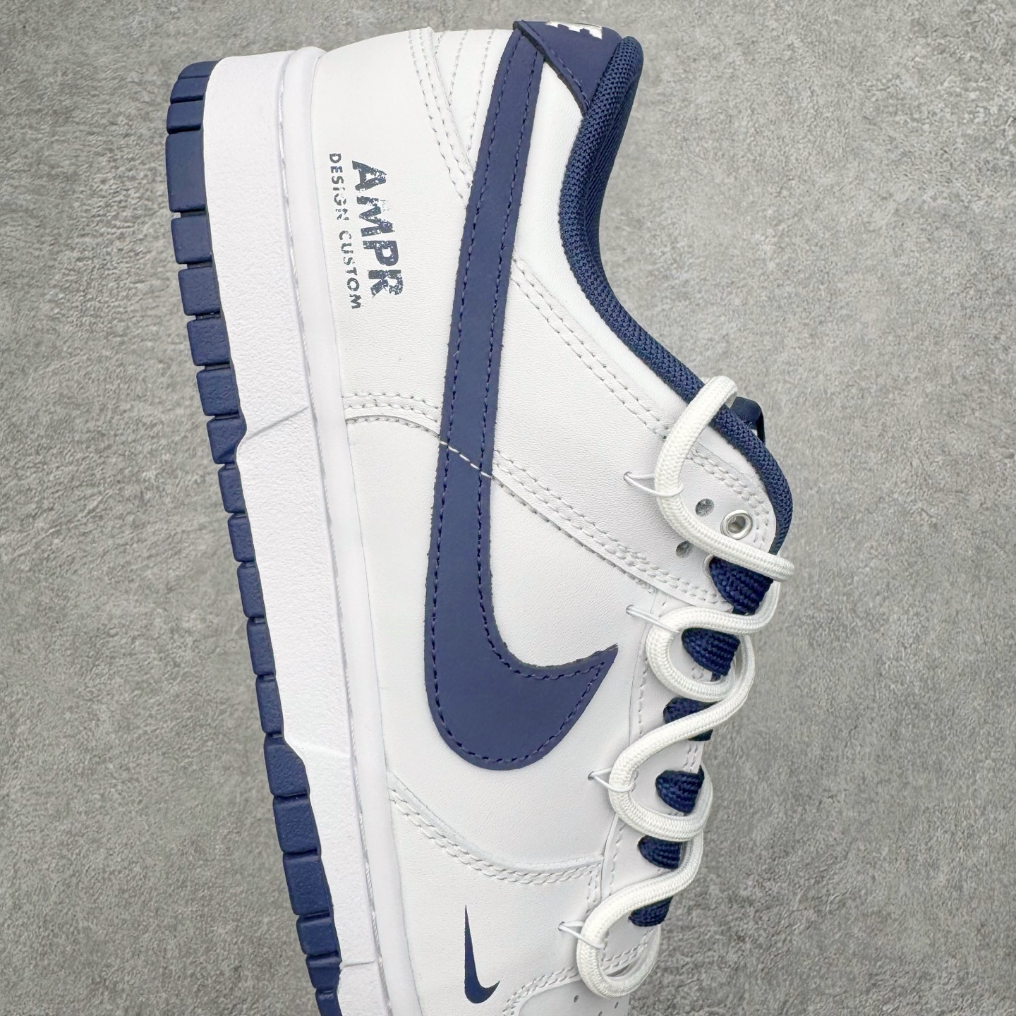 图片[6]-＃YC纯原 NK Dunk Low 骐驎 WB0620-118 当传奇之蓝，划破纯白境域，骐驎之姿，始于足下觉醒。高级白皮革鞋身， 「骐驎蓝」构建视觉锚点。从深邃蓝Swoosh到贯穿的鞋带，直至扎实外底，构成无可撼动的机能轮廓，后跟「AMPR DESIGN CUSTOM」字样，点明定制身份，是超越常规的硬核证明。定制系列天花板 无原鞋不开发 全系列得物原鞋一比一校对开发 配色持续更新中 终端对接 优势输出 全套原厂楦头原纸板数据档案倾力打造 原汁原味莞产 极致还原 圈内最强针车工艺 高端零售指定版 广东原厂配套原盒原标 鞋盒分三个尺码段 原厂冲刀 超高清洁度 全鞋零毛边皮料切割 采用原厂百宏鞋带以及原厂百宏织唛舌标 内标可供原厂几率过验 进口原装条纹中底布 四线拉帮白色点胶 原厂拉帮手法遵循公司 原厂电绣 极致还原 尺码：36 36.5 37.5 38 38.5 39 40 40.5 41 42 42.5 43 44 44.5 45 46-选品中心