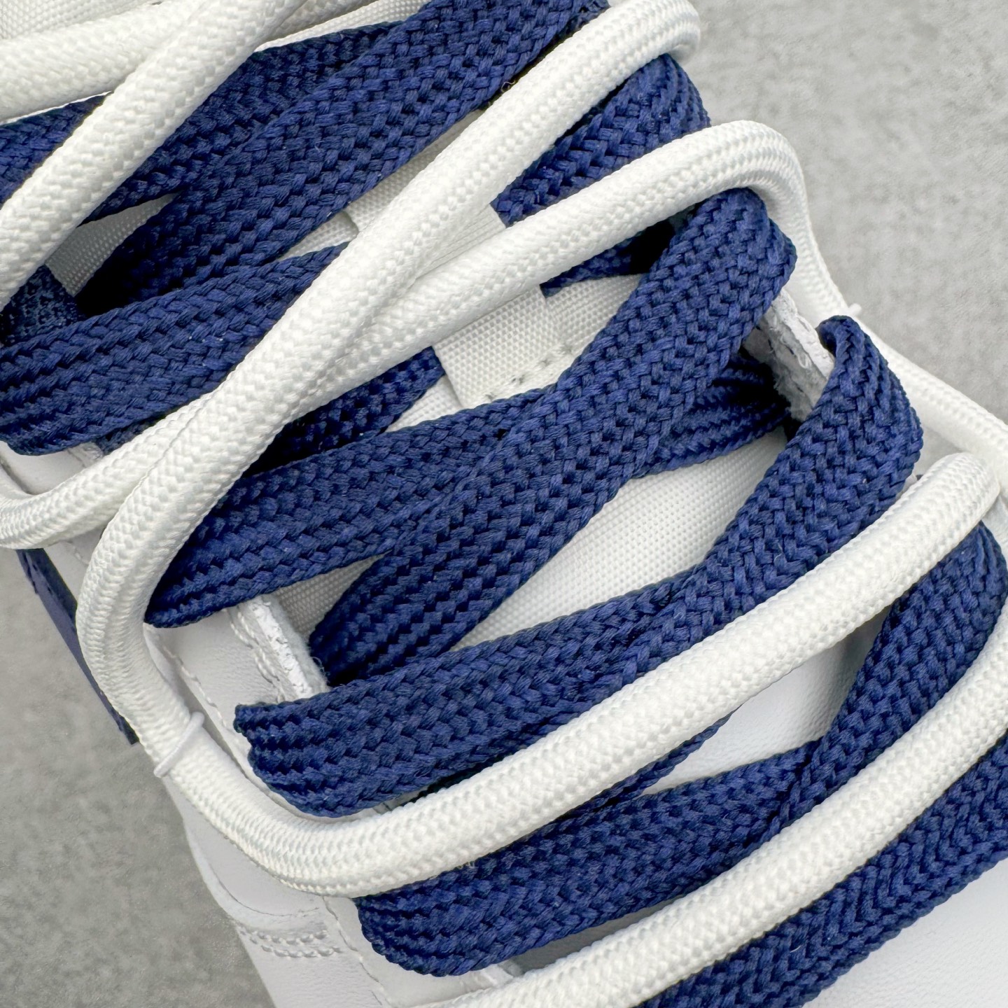 图片[14]-＃YC纯原 NK Dunk Low 骐驎 WB0620-118 当传奇之蓝，划破纯白境域，骐驎之姿，始于足下觉醒。高级白皮革鞋身， 「骐驎蓝」构建视觉锚点。从深邃蓝Swoosh到贯穿的鞋带，直至扎实外底，构成无可撼动的机能轮廓，后跟「AMPR DESIGN CUSTOM」字样，点明定制身份，是超越常规的硬核证明。定制系列天花板 无原鞋不开发 全系列得物原鞋一比一校对开发 配色持续更新中 终端对接 优势输出 全套原厂楦头原纸板数据档案倾力打造 原汁原味莞产 极致还原 圈内最强针车工艺 高端零售指定版 广东原厂配套原盒原标 鞋盒分三个尺码段 原厂冲刀 超高清洁度 全鞋零毛边皮料切割 采用原厂百宏鞋带以及原厂百宏织唛舌标 内标可供原厂几率过验 进口原装条纹中底布 四线拉帮白色点胶 原厂拉帮手法遵循公司 原厂电绣 极致还原 尺码：36 36.5 37.5 38 38.5 39 40 40.5 41 42 42.5 43 44 44.5 45 46-选品中心