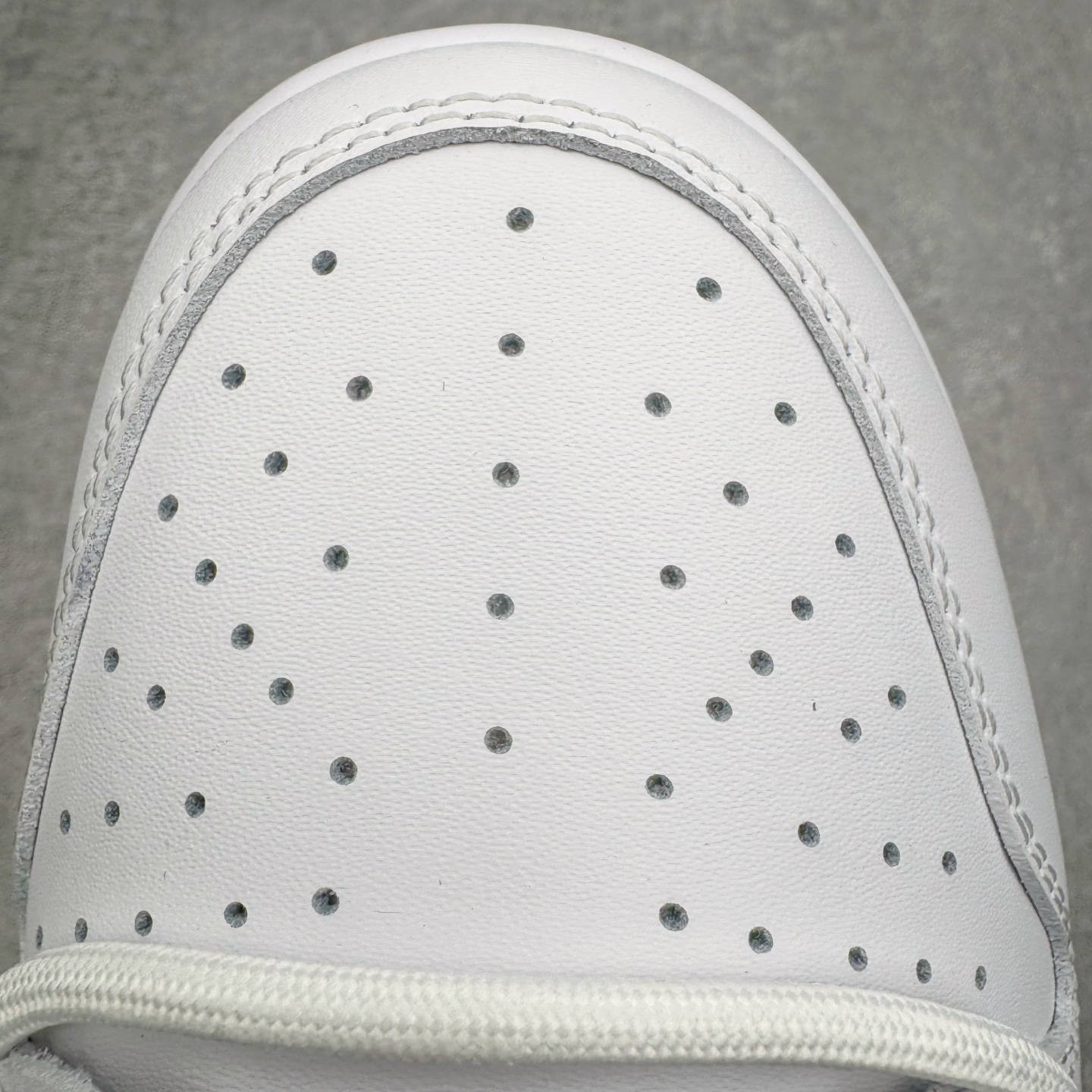 图片[15]-＃YC纯原 NK Dunk Low 骐驎 WB0620-118 当传奇之蓝，划破纯白境域，骐驎之姿，始于足下觉醒。高级白皮革鞋身， 「骐驎蓝」构建视觉锚点。从深邃蓝Swoosh到贯穿的鞋带，直至扎实外底，构成无可撼动的机能轮廓，后跟「AMPR DESIGN CUSTOM」字样，点明定制身份，是超越常规的硬核证明。定制系列天花板 无原鞋不开发 全系列得物原鞋一比一校对开发 配色持续更新中 终端对接 优势输出 全套原厂楦头原纸板数据档案倾力打造 原汁原味莞产 极致还原 圈内最强针车工艺 高端零售指定版 广东原厂配套原盒原标 鞋盒分三个尺码段 原厂冲刀 超高清洁度 全鞋零毛边皮料切割 采用原厂百宏鞋带以及原厂百宏织唛舌标 内标可供原厂几率过验 进口原装条纹中底布 四线拉帮白色点胶 原厂拉帮手法遵循公司 原厂电绣 极致还原 尺码：36 36.5 37.5 38 38.5 39 40 40.5 41 42 42.5 43 44 44.5 45 46-选品中心