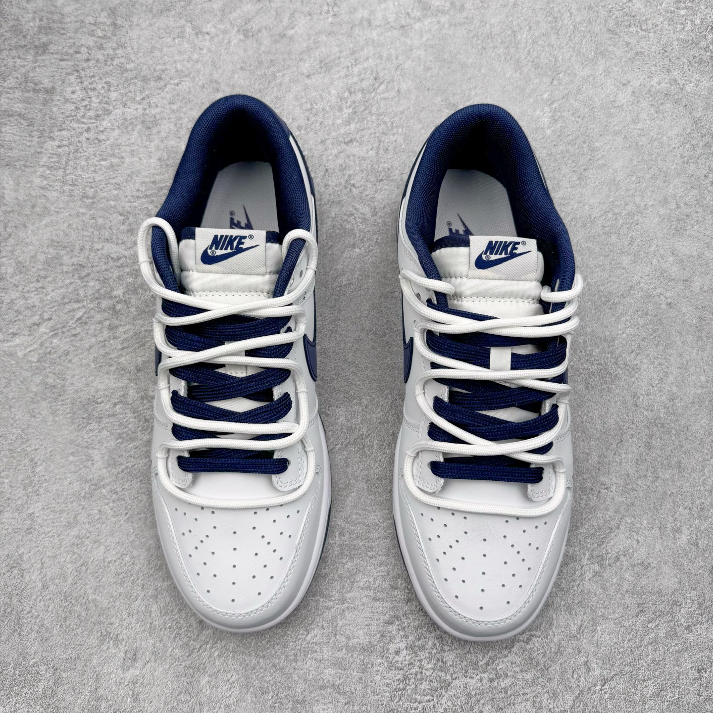 图片[2]-＃YC纯原 NK Dunk Low 骐驎 WB0620-118 当传奇之蓝，划破纯白境域，骐驎之姿，始于足下觉醒。高级白皮革鞋身， 「骐驎蓝」构建视觉锚点。从深邃蓝Swoosh到贯穿的鞋带，直至扎实外底，构成无可撼动的机能轮廓，后跟「AMPR DESIGN CUSTOM」字样，点明定制身份，是超越常规的硬核证明。定制系列天花板 无原鞋不开发 全系列得物原鞋一比一校对开发 配色持续更新中 终端对接 优势输出 全套原厂楦头原纸板数据档案倾力打造 原汁原味莞产 极致还原 圈内最强针车工艺 高端零售指定版 广东原厂配套原盒原标 鞋盒分三个尺码段 原厂冲刀 超高清洁度 全鞋零毛边皮料切割 采用原厂百宏鞋带以及原厂百宏织唛舌标 内标可供原厂几率过验 进口原装条纹中底布 四线拉帮白色点胶 原厂拉帮手法遵循公司 原厂电绣 极致还原 尺码：36 36.5 37.5 38 38.5 39 40 40.5 41 42 42.5 43 44 44.5 45 46-选品中心