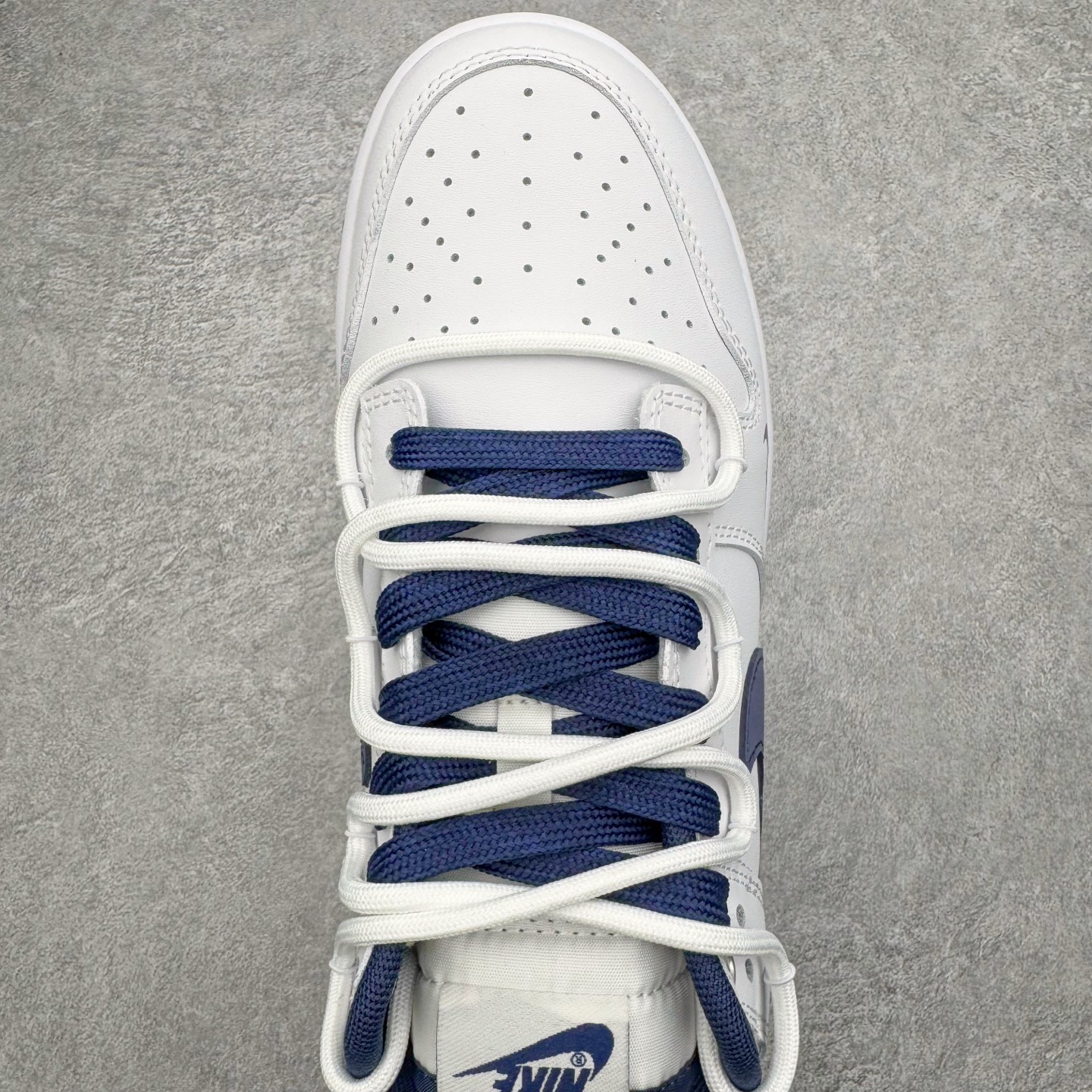 图片[4]-＃YC纯原 NK Dunk Low 骐驎 WB0620-118 当传奇之蓝，划破纯白境域，骐驎之姿，始于足下觉醒。高级白皮革鞋身， 「骐驎蓝」构建视觉锚点。从深邃蓝Swoosh到贯穿的鞋带，直至扎实外底，构成无可撼动的机能轮廓，后跟「AMPR DESIGN CUSTOM」字样，点明定制身份，是超越常规的硬核证明。定制系列天花板 无原鞋不开发 全系列得物原鞋一比一校对开发 配色持续更新中 终端对接 优势输出 全套原厂楦头原纸板数据档案倾力打造 原汁原味莞产 极致还原 圈内最强针车工艺 高端零售指定版 广东原厂配套原盒原标 鞋盒分三个尺码段 原厂冲刀 超高清洁度 全鞋零毛边皮料切割 采用原厂百宏鞋带以及原厂百宏织唛舌标 内标可供原厂几率过验 进口原装条纹中底布 四线拉帮白色点胶 原厂拉帮手法遵循公司 原厂电绣 极致还原 尺码：36 36.5 37.5 38 38.5 39 40 40.5 41 42 42.5 43 44 44.5 45 46-选品中心