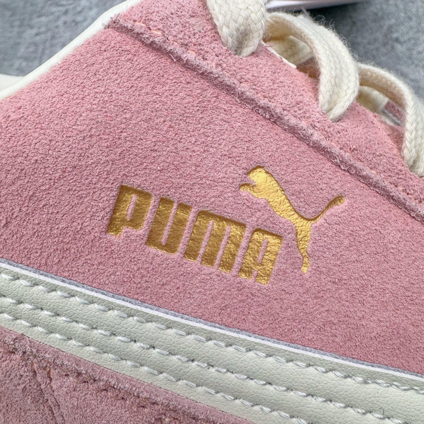 图片[11]-＃KZ纯原 PUMA Speedca OG 彪马极速赛车系列低帮德训风拼接复古百搭休闲运动赛车鞋 口碑大厂出品 品控大底版型不断改良更新 全套原纸板楦头开发 确保原汁原味 完美呈现版型 一比一鞋头弧度高度鞋身弧度 独家私模原厂航空铝磨具打磨大底 鞋头坡度极致还原 无解鞋型 原盒原配 圈内天花板工艺 原厂玻璃冲刀 超高清洁度 全鞋零毛边皮料切割 原厂中底布 鞋款从80、90年代赛车手所穿的防火赛车鞋为原型，鞋身线条模仿了赛车的流线廓形，体现了空气动力学原理的结构。简约流畅的外观，恰好又和贯穿其中的Formstrip Logo融合恰到好处，视觉上细节丰富且协调。本次Speedcat OG鞋款归来，最大看点自然式保留了窄版鞋型以及薄底构造。这两年各品牌鞋底越做越厚，Speedcat反其道而行之，上脚几乎无鞋底的效果带来耳目一新的视觉体验。鞋面依旧是以质感细腻的麂皮材质打造，并且大面积近乎全包裹的使用，复古味道也愈发浓烈。配色上更是将最原始的黑色和红色带回，向F1赛车队的标志性队服致敬。相信让各位一眼种草的更多是出挑的大红色，上脚即可瞬间点亮整体造型，在以球鞋为核心的OOTD中脱颖而出。而另一款黑色则是低调的万金油，彰显新潮个性的同时又不喧宾夺主，也是热爱简约系穿搭朋友的首选。 尺码：35.5 36 37 37.5 38 38.5 39 40 40.5 41 42 42.5 43 44 44.5 45 46-选品中心