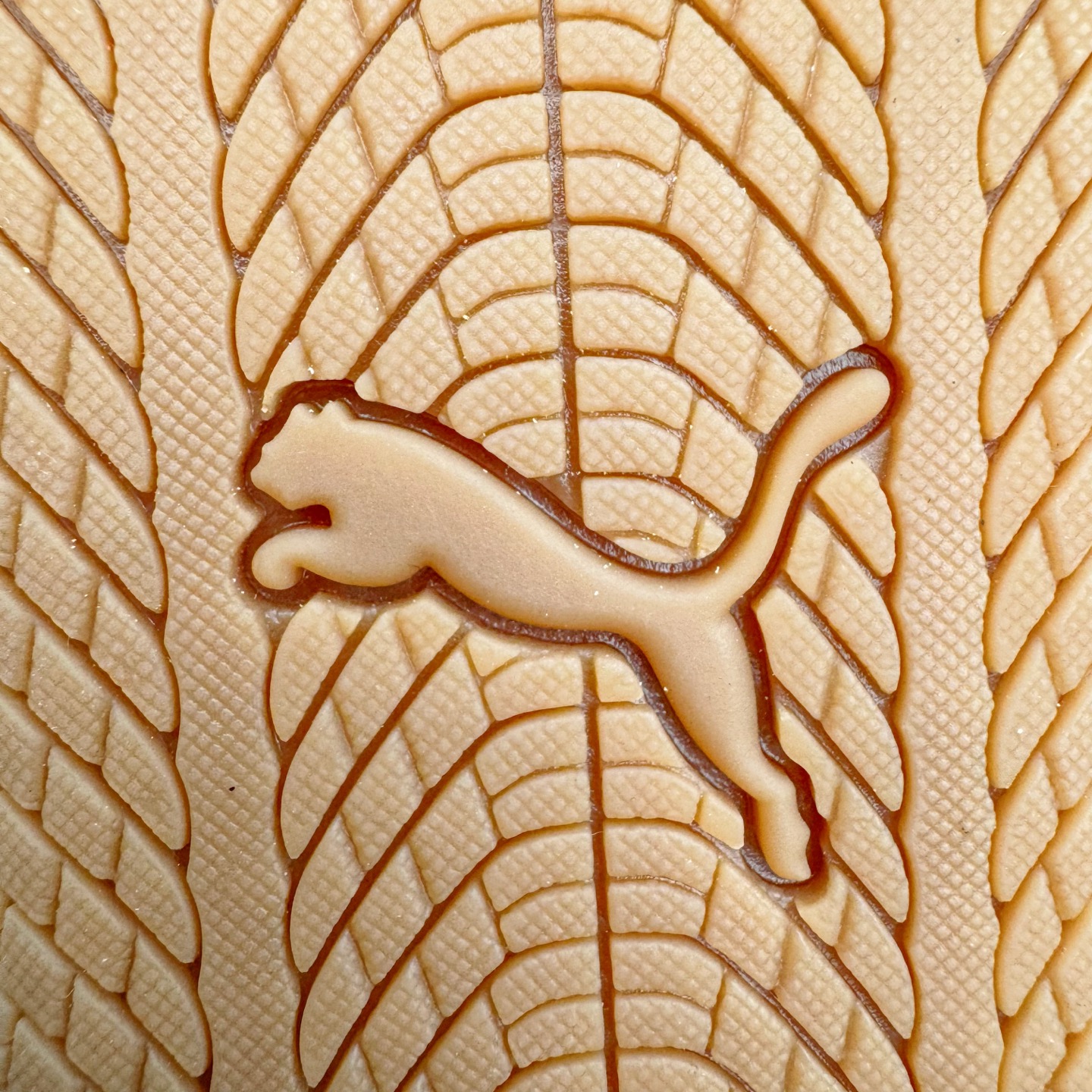 图片[14]-＃KZ纯原 PUMA Speedca OG 彪马极速赛车系列低帮德训风拼接复古百搭休闲运动赛车鞋 口碑大厂出品 品控大底版型不断改良更新 全套原纸板楦头开发 确保原汁原味 完美呈现版型 一比一鞋头弧度高度鞋身弧度 独家私模原厂航空铝磨具打磨大底 鞋头坡度极致还原 无解鞋型 原盒原配 圈内天花板工艺 原厂玻璃冲刀 超高清洁度 全鞋零毛边皮料切割 原厂中底布 鞋款从80、90年代赛车手所穿的防火赛车鞋为原型，鞋身线条模仿了赛车的流线廓形，体现了空气动力学原理的结构。简约流畅的外观，恰好又和贯穿其中的Formstrip Logo融合恰到好处，视觉上细节丰富且协调。本次Speedcat OG鞋款归来，最大看点自然式保留了窄版鞋型以及薄底构造。这两年各品牌鞋底越做越厚，Speedcat反其道而行之，上脚几乎无鞋底的效果带来耳目一新的视觉体验。鞋面依旧是以质感细腻的麂皮材质打造，并且大面积近乎全包裹的使用，复古味道也愈发浓烈。配色上更是将最原始的黑色和红色带回，向F1赛车队的标志性队服致敬。相信让各位一眼种草的更多是出挑的大红色，上脚即可瞬间点亮整体造型，在以球鞋为核心的OOTD中脱颖而出。而另一款黑色则是低调的万金油，彰显新潮个性的同时又不喧宾夺主，也是热爱简约系穿搭朋友的首选。 尺码：35.5 36 37 37.5 38 38.5 39 40 40.5 41 42 42.5 43 44 44.5 45 46-选品中心