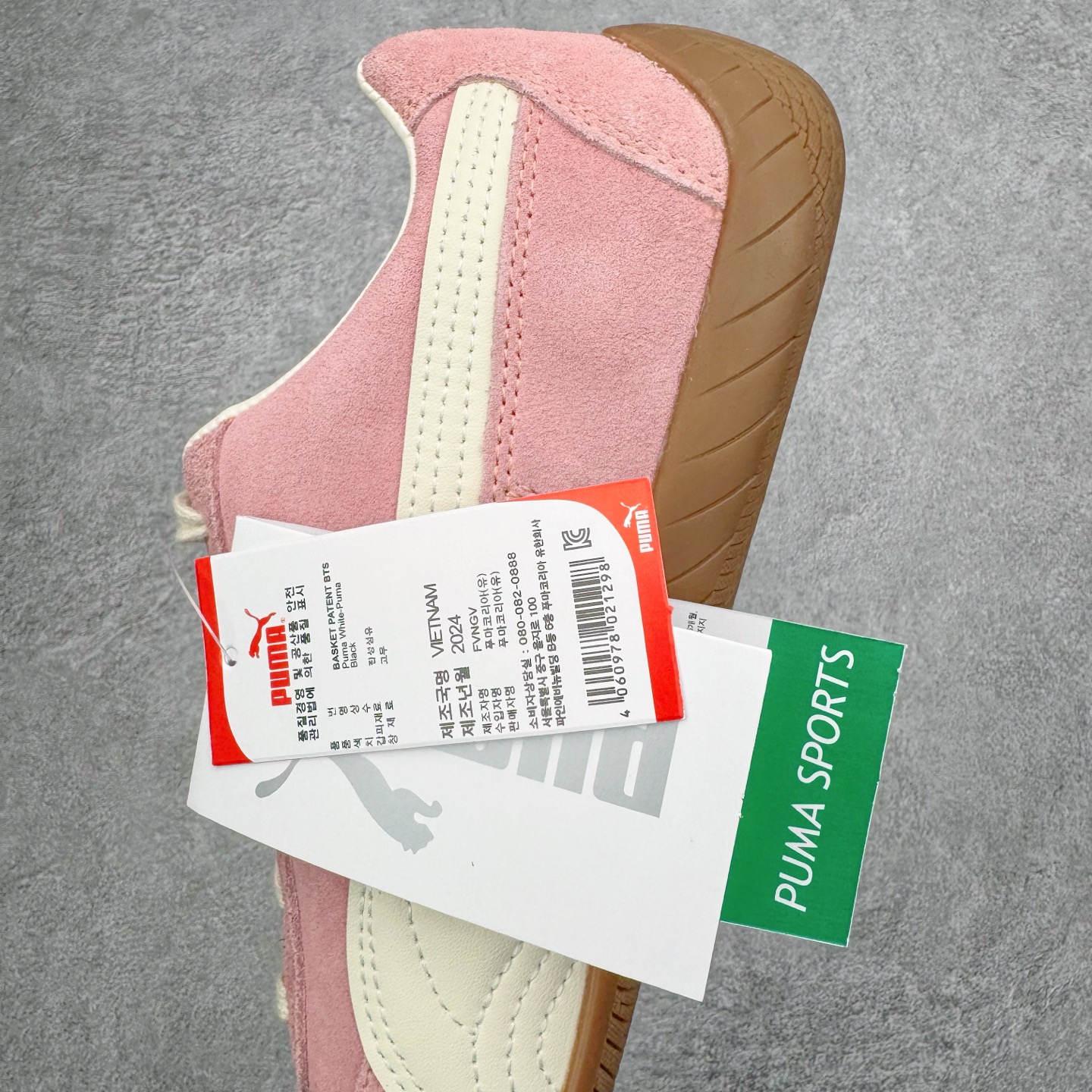 图片[7]-＃KZ纯原 PUMA Speedca OG 彪马极速赛车系列低帮德训风拼接复古百搭休闲运动赛车鞋 口碑大厂出品 品控大底版型不断改良更新 全套原纸板楦头开发 确保原汁原味 完美呈现版型 一比一鞋头弧度高度鞋身弧度 独家私模原厂航空铝磨具打磨大底 鞋头坡度极致还原 无解鞋型 原盒原配 圈内天花板工艺 原厂玻璃冲刀 超高清洁度 全鞋零毛边皮料切割 原厂中底布 鞋款从80、90年代赛车手所穿的防火赛车鞋为原型，鞋身线条模仿了赛车的流线廓形，体现了空气动力学原理的结构。简约流畅的外观，恰好又和贯穿其中的Formstrip Logo融合恰到好处，视觉上细节丰富且协调。本次Speedcat OG鞋款归来，最大看点自然式保留了窄版鞋型以及薄底构造。这两年各品牌鞋底越做越厚，Speedcat反其道而行之，上脚几乎无鞋底的效果带来耳目一新的视觉体验。鞋面依旧是以质感细腻的麂皮材质打造，并且大面积近乎全包裹的使用，复古味道也愈发浓烈。配色上更是将最原始的黑色和红色带回，向F1赛车队的标志性队服致敬。相信让各位一眼种草的更多是出挑的大红色，上脚即可瞬间点亮整体造型，在以球鞋为核心的OOTD中脱颖而出。而另一款黑色则是低调的万金油，彰显新潮个性的同时又不喧宾夺主，也是热爱简约系穿搭朋友的首选。 尺码：35.5 36 37 37.5 38 38.5 39 40 40.5 41 42 42.5 43 44 44.5 45 46-选品中心