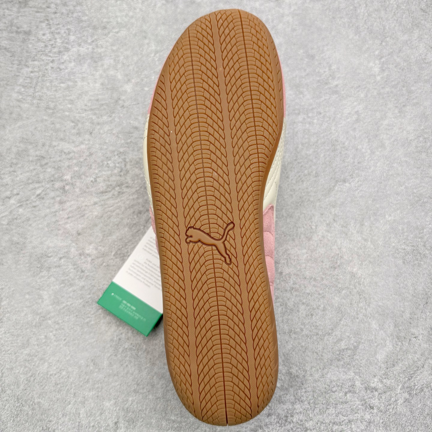 图片[9]-＃KZ纯原 PUMA Speedca OG 彪马极速赛车系列低帮德训风拼接复古百搭休闲运动赛车鞋 口碑大厂出品 品控大底版型不断改良更新 全套原纸板楦头开发 确保原汁原味 完美呈现版型 一比一鞋头弧度高度鞋身弧度 独家私模原厂航空铝磨具打磨大底 鞋头坡度极致还原 无解鞋型 原盒原配 圈内天花板工艺 原厂玻璃冲刀 超高清洁度 全鞋零毛边皮料切割 原厂中底布 鞋款从80、90年代赛车手所穿的防火赛车鞋为原型，鞋身线条模仿了赛车的流线廓形，体现了空气动力学原理的结构。简约流畅的外观，恰好又和贯穿其中的Formstrip Logo融合恰到好处，视觉上细节丰富且协调。本次Speedcat OG鞋款归来，最大看点自然式保留了窄版鞋型以及薄底构造。这两年各品牌鞋底越做越厚，Speedcat反其道而行之，上脚几乎无鞋底的效果带来耳目一新的视觉体验。鞋面依旧是以质感细腻的麂皮材质打造，并且大面积近乎全包裹的使用，复古味道也愈发浓烈。配色上更是将最原始的黑色和红色带回，向F1赛车队的标志性队服致敬。相信让各位一眼种草的更多是出挑的大红色，上脚即可瞬间点亮整体造型，在以球鞋为核心的OOTD中脱颖而出。而另一款黑色则是低调的万金油，彰显新潮个性的同时又不喧宾夺主，也是热爱简约系穿搭朋友的首选。 尺码：35.5 36 37 37.5 38 38.5 39 40 40.5 41 42 42.5 43 44 44.5 45 46-选品中心